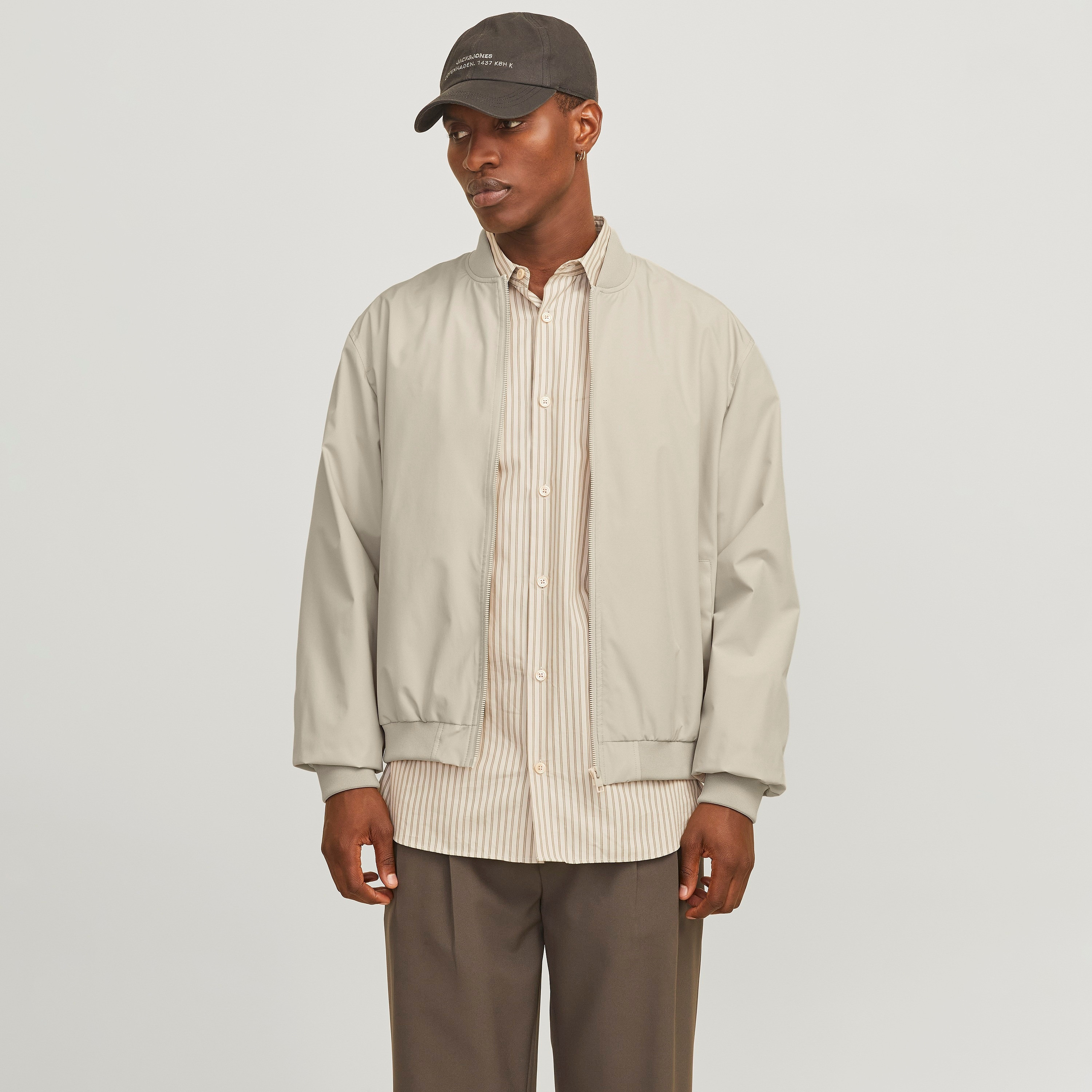 جاكيت بومبر رجالي سادة بياقة قائمة وأكمام طويلة من جاك ان جونز-men-clothing-jacketsandblazers-jackets-image-1