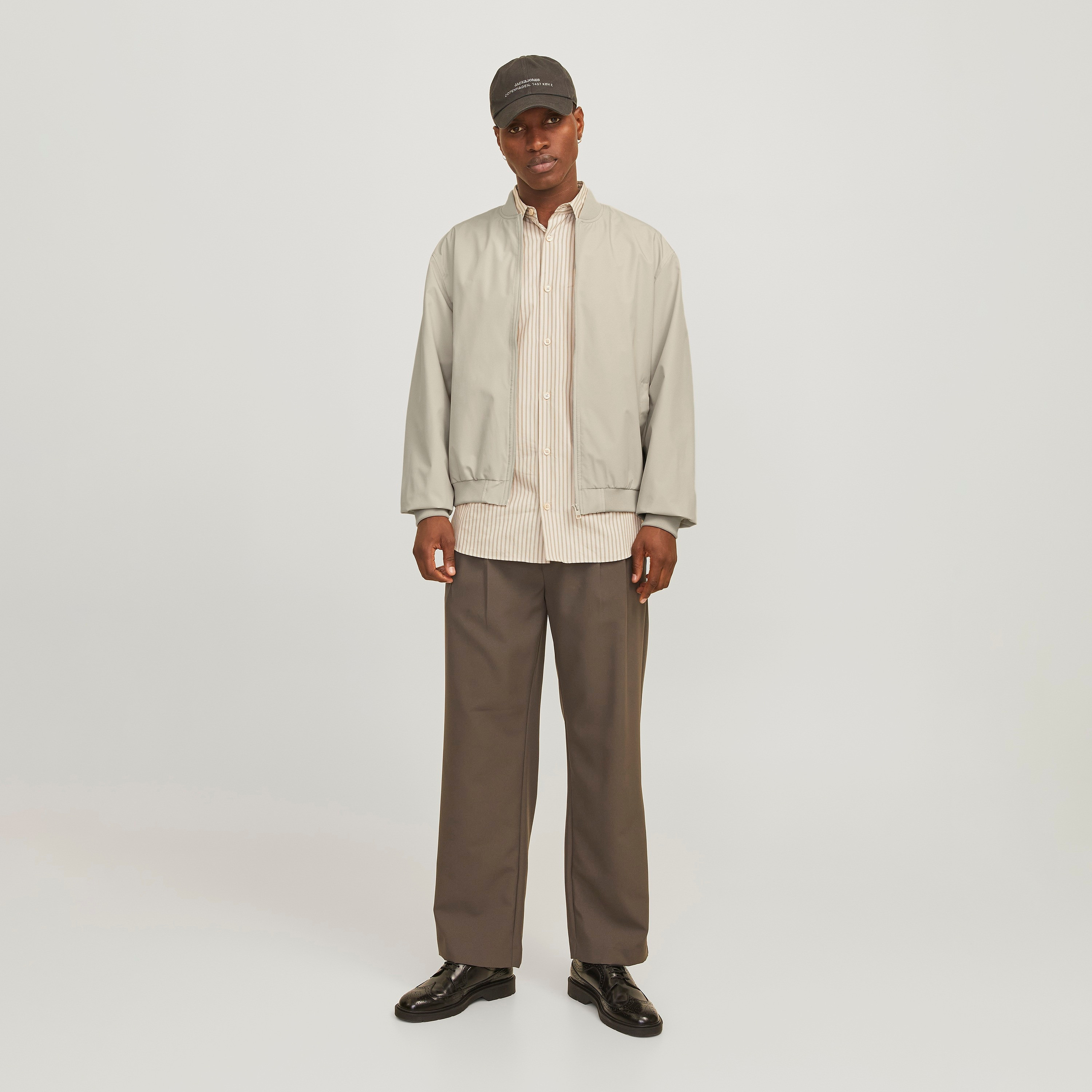 جاكيت بومبر رجالي سادة بياقة قائمة وأكمام طويلة من جاك ان جونز-men-clothing-jacketsandblazers-jackets-image-2