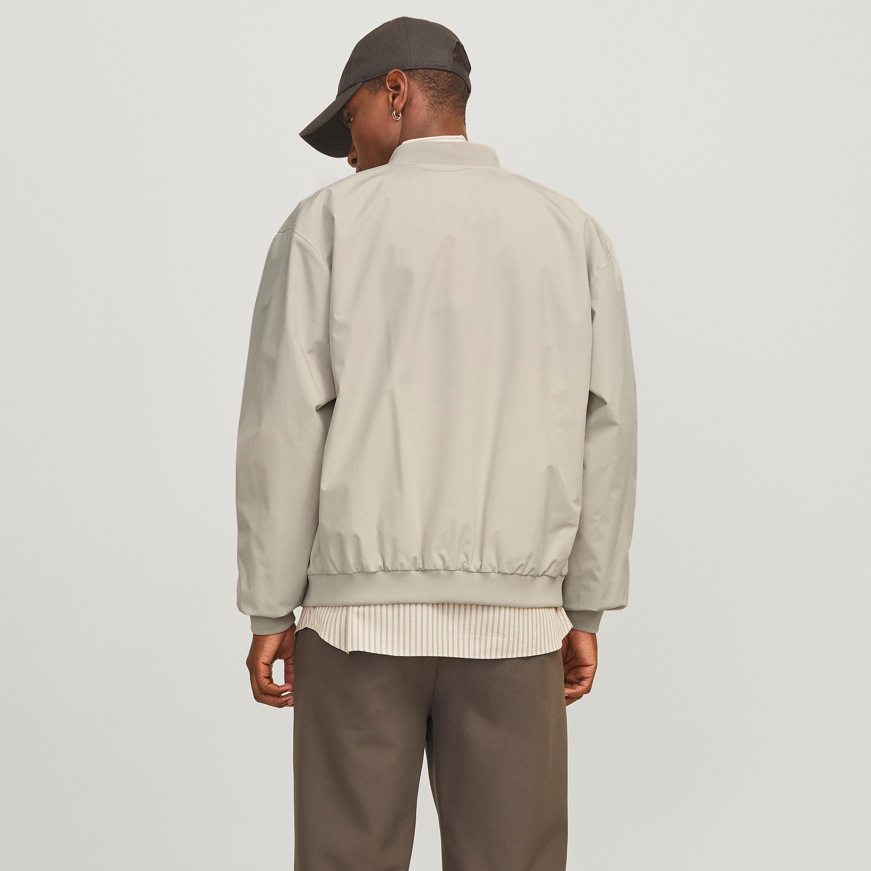 جاكيت بومبر رجالي سادة بياقة قائمة وأكمام طويلة من جاك ان جونز-men-clothing-jacketsandblazers-jackets-image-4