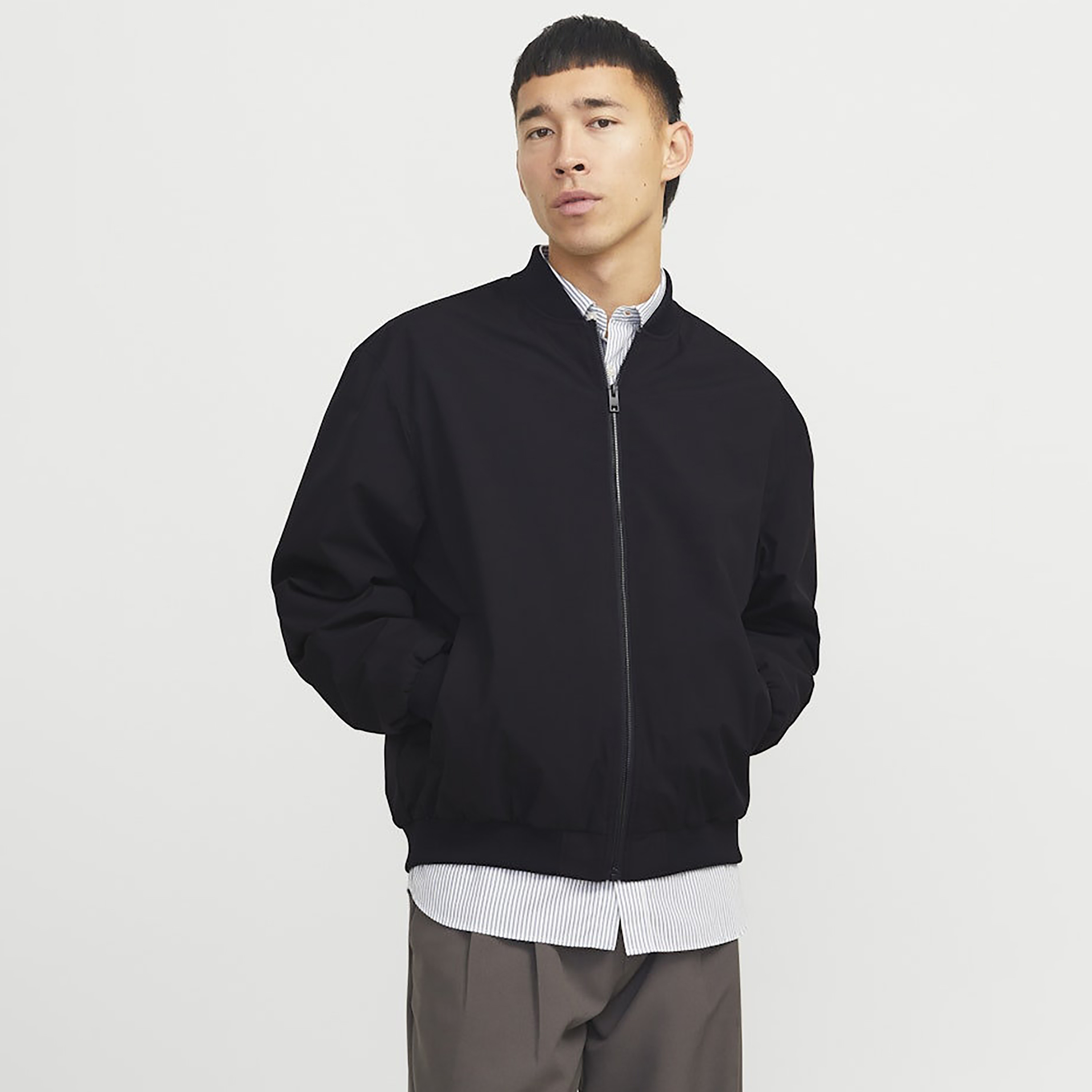 جاكيت بومبر رجالي سادة بياقة قائمة وأكمام طويلة من جاك ان جونز-men-clothing-jacketsandblazers-jackets-image-9