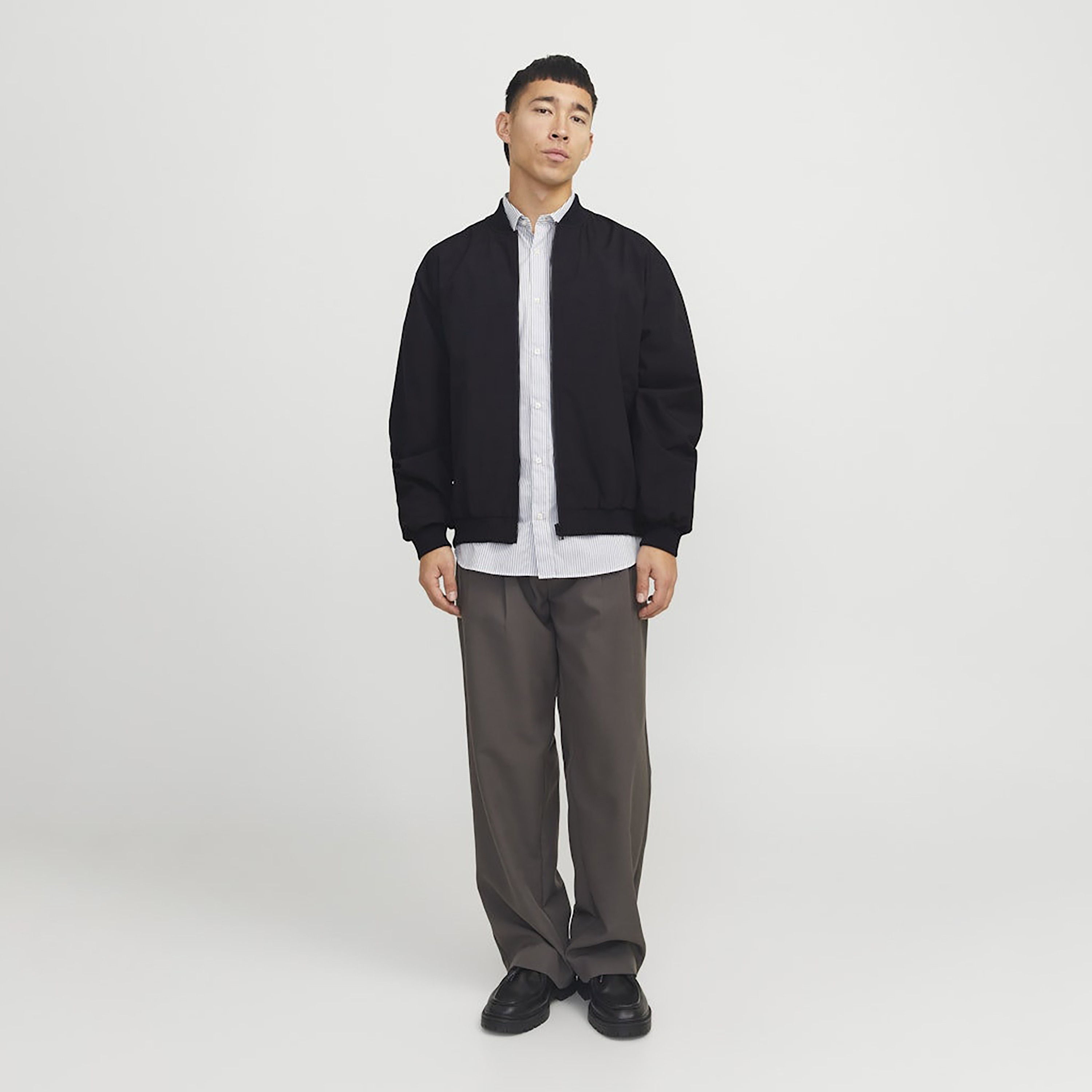 جاكيت بومبر رجالي سادة بياقة قائمة وأكمام طويلة من جاك ان جونز-men-clothing-jacketsandblazers-jackets-image-10