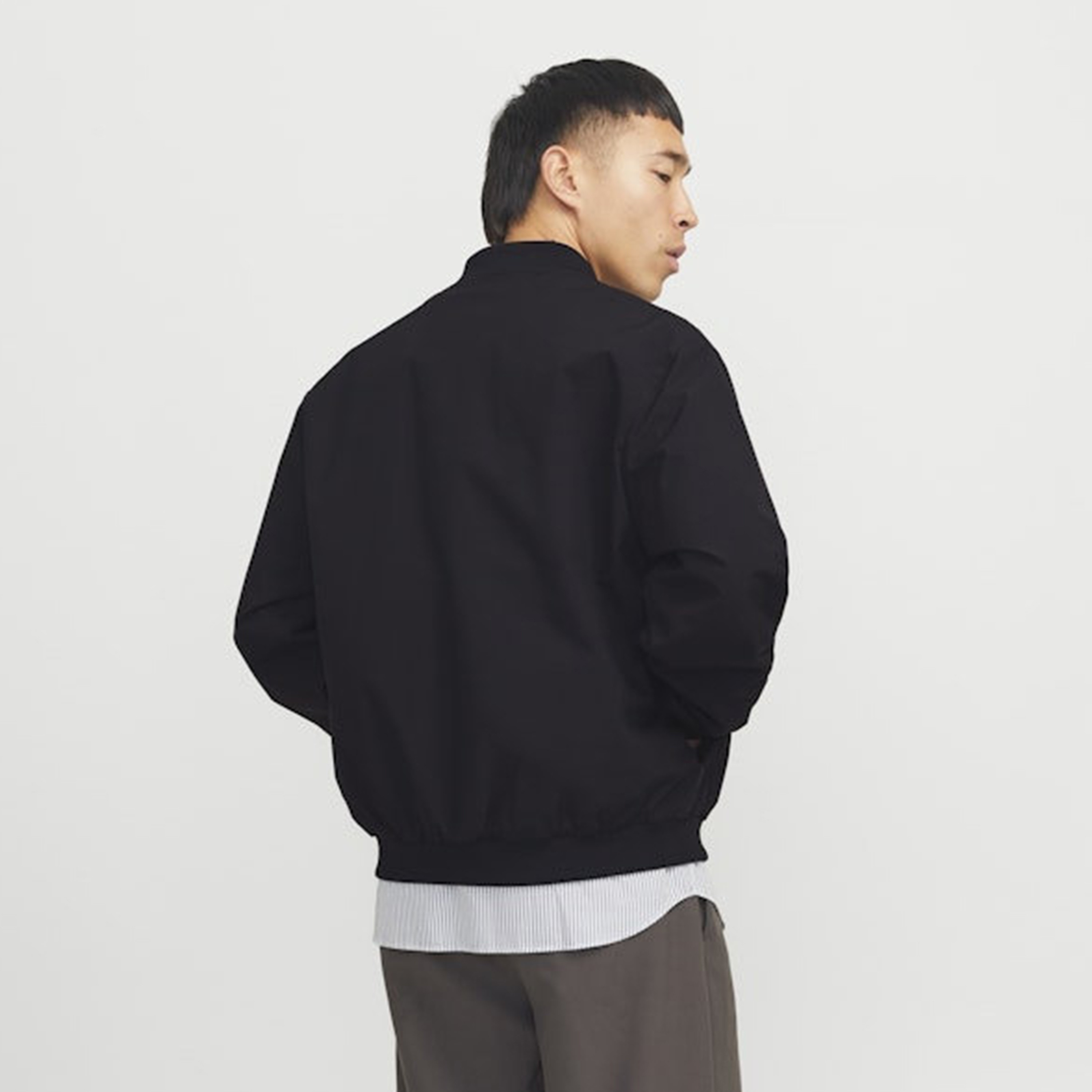 جاكيت بومبر رجالي سادة بياقة قائمة وأكمام طويلة من جاك ان جونز-men-clothing-jacketsandblazers-jackets-image-12