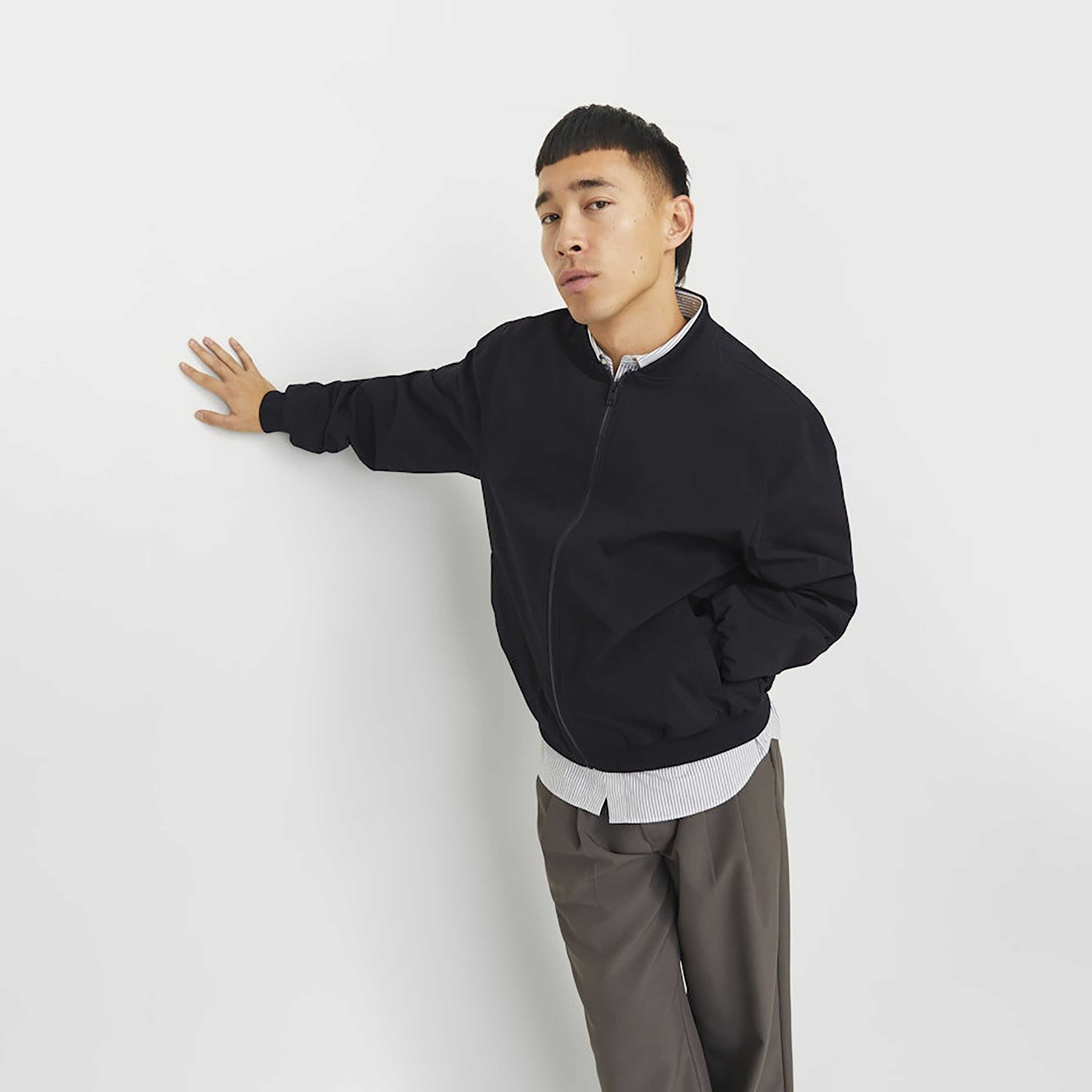 جاكيت بومبر رجالي سادة بياقة قائمة وأكمام طويلة من جاك ان جونز-men-clothing-jacketsandblazers-jackets-image-13