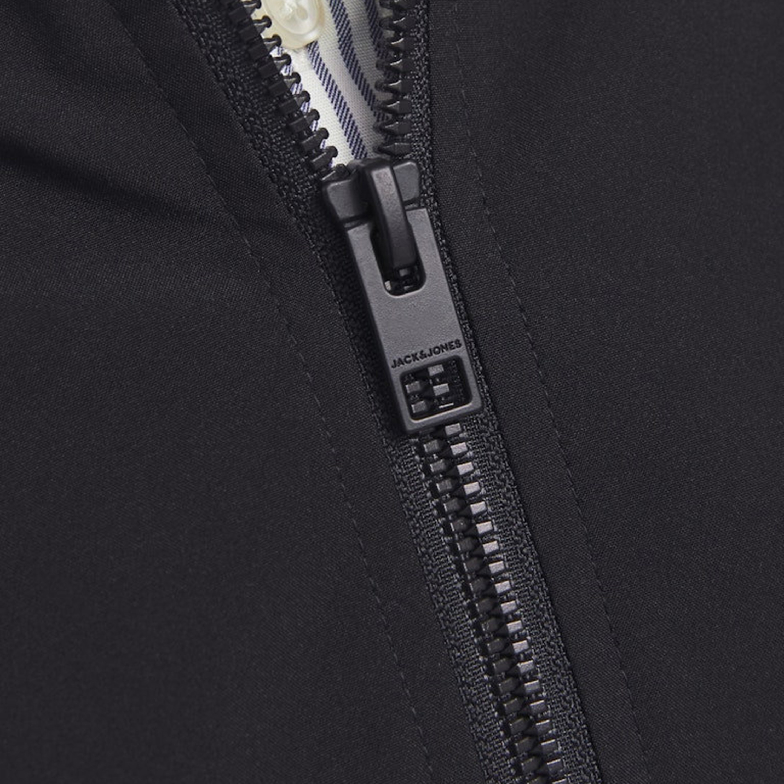 جاكيت بومبر رجالي سادة بياقة قائمة وأكمام طويلة من جاك ان جونز-men-clothing-jacketsandblazers-jackets-image-14