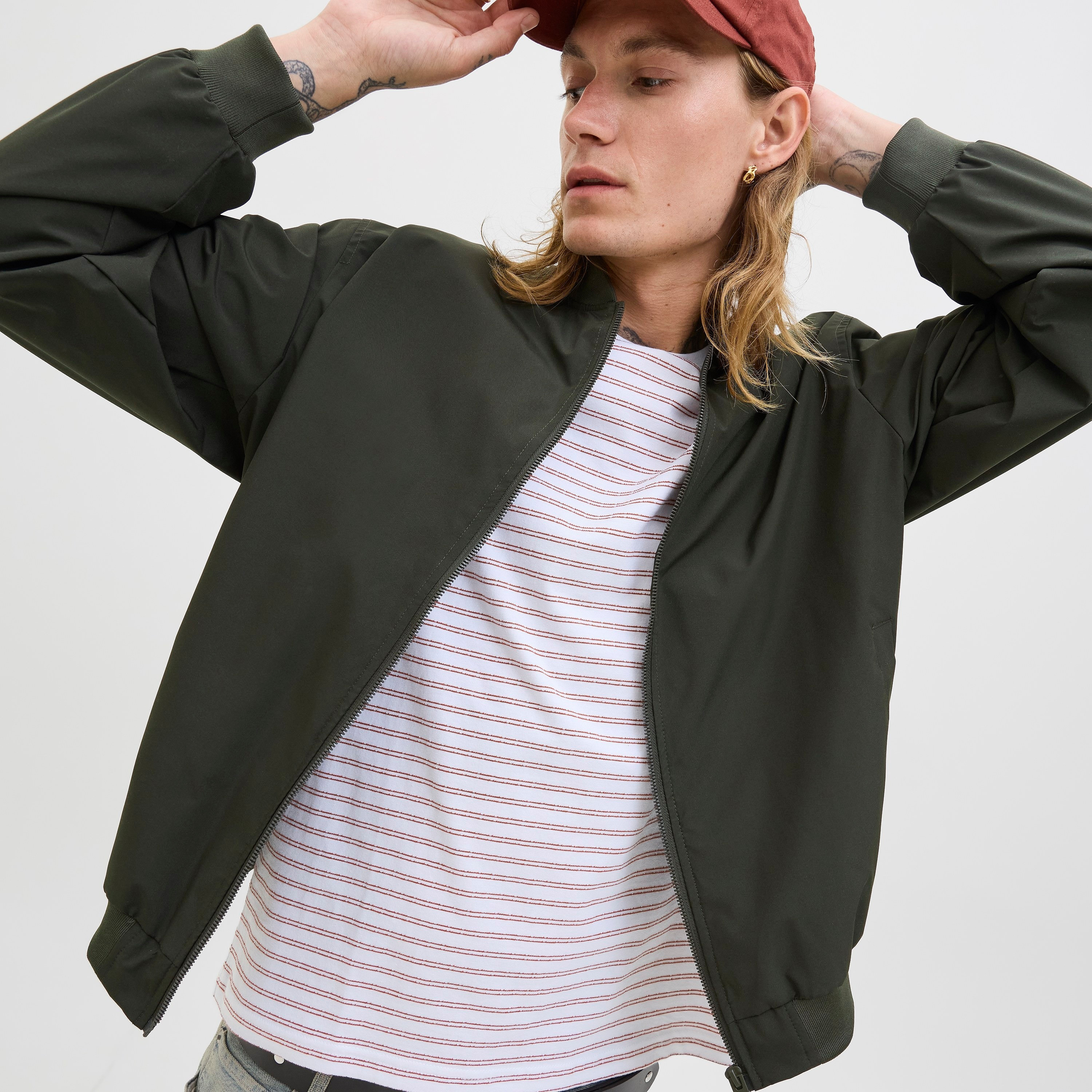 جاكيت بومبر رجالي سادة بياقة قائمة وأكمام طويلة من جاك ان جونز-men-clothing-jacketsandblazers-jackets-image-7