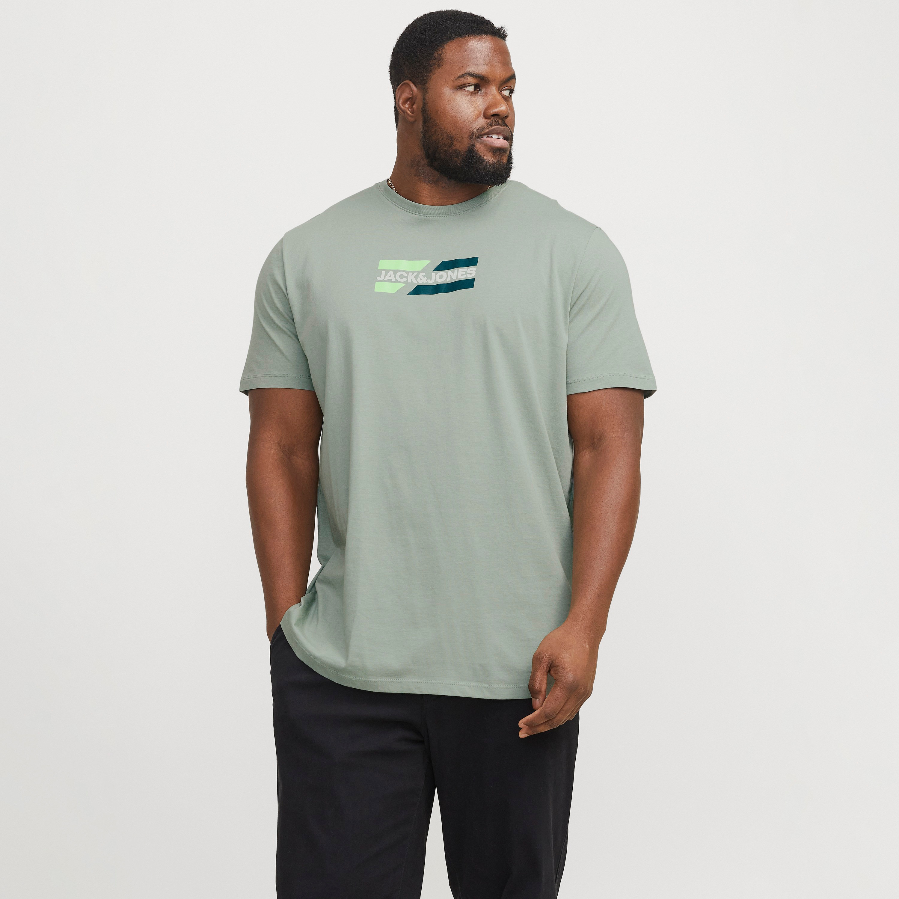 تي شيرت رجالي بأكمام قصيرة ورقبة دائرية وشعار مقاس كبير من جاك اند جونز-men-clothing-tshirtsandpolos-tshirts-image-1