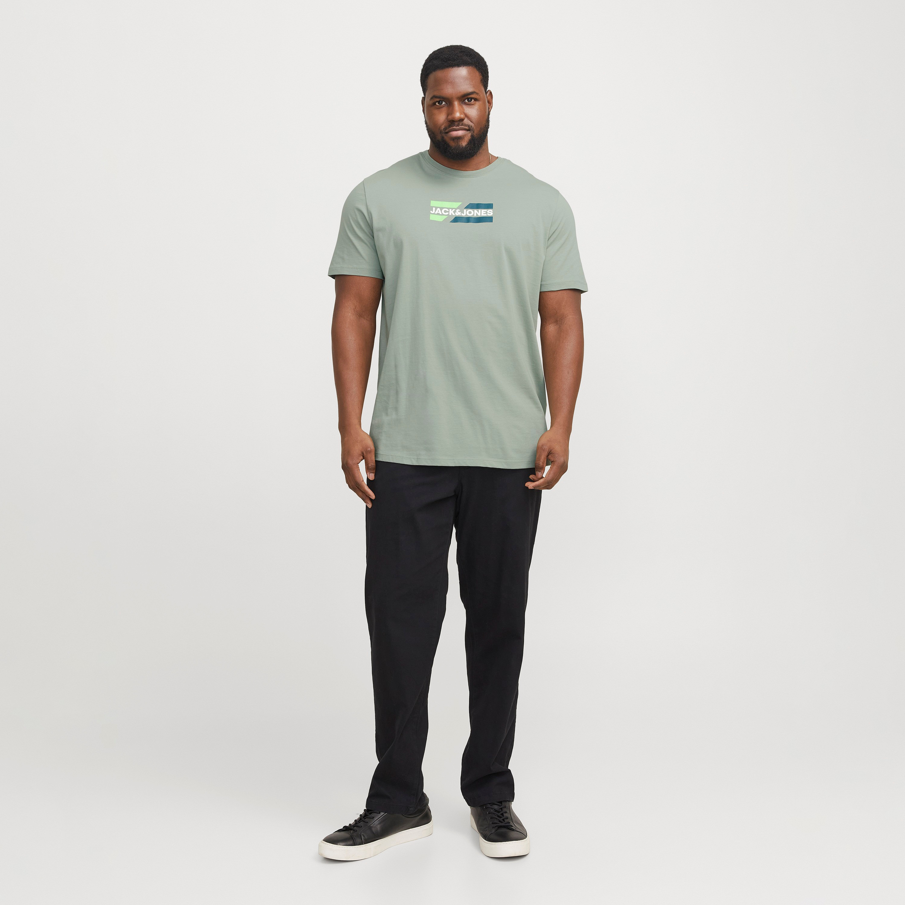 تي شيرت رجالي بأكمام قصيرة ورقبة دائرية وشعار مقاس كبير من جاك اند جونز-men-clothing-tshirtsandpolos-tshirts-image-2