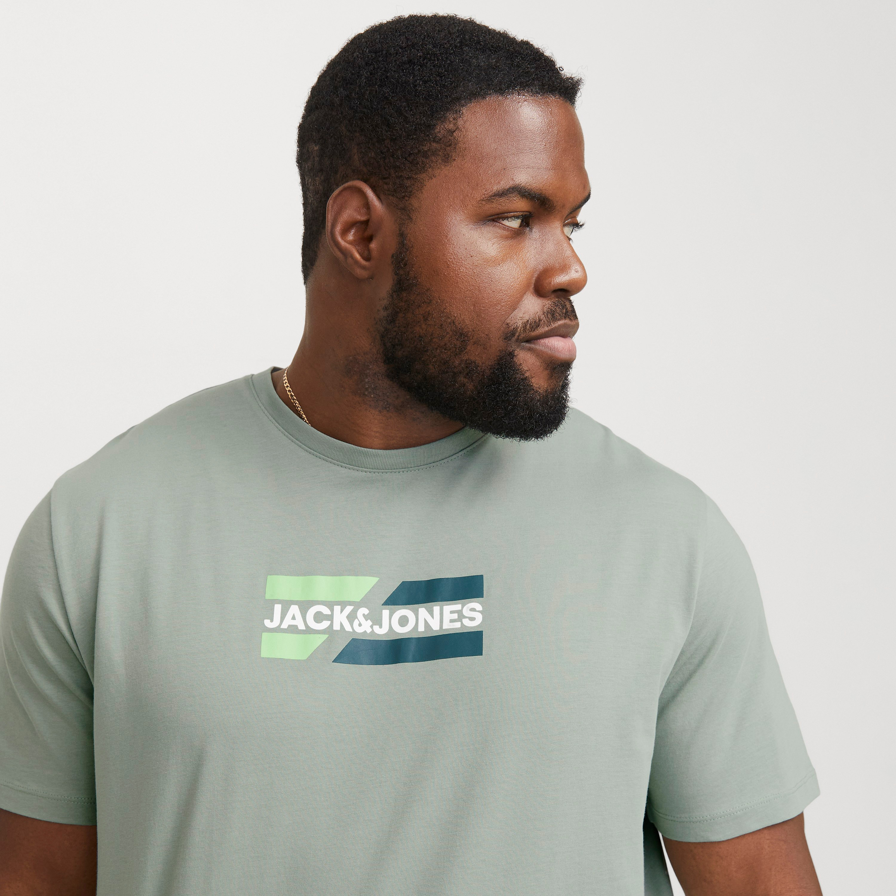تي شيرت رجالي بأكمام قصيرة ورقبة دائرية وشعار مقاس كبير من جاك اند جونز-men-clothing-tshirtsandpolos-tshirts-image-3