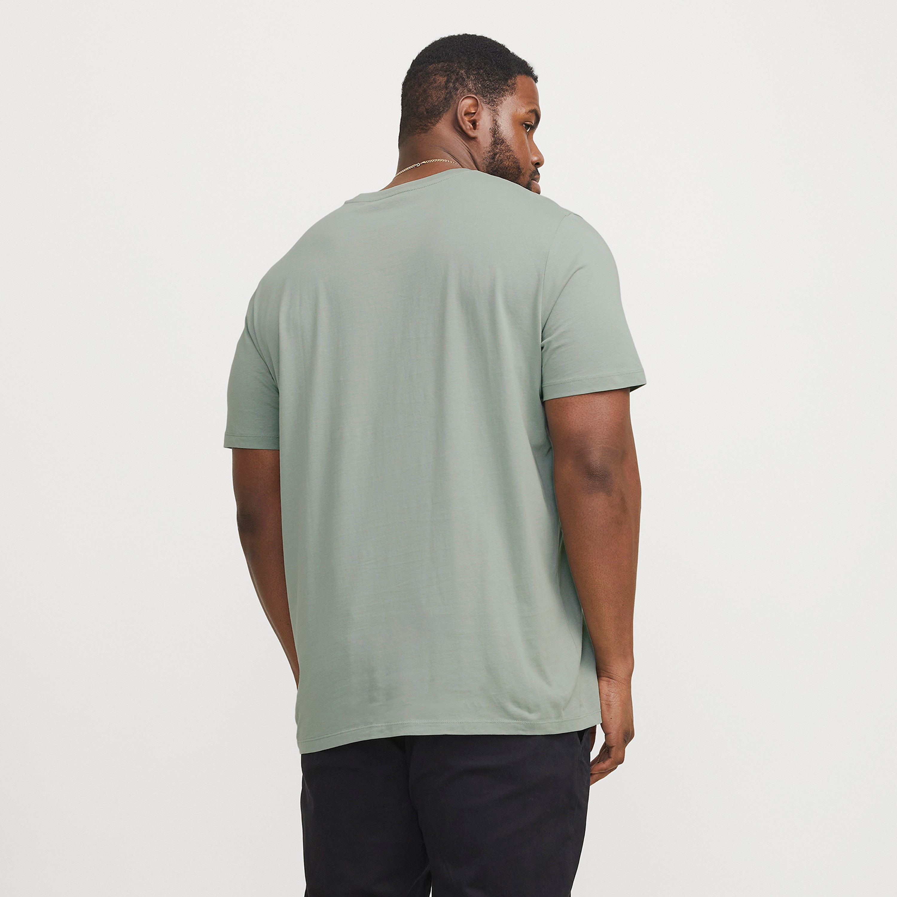 تي شيرت رجالي بأكمام قصيرة ورقبة دائرية وشعار مقاس كبير من جاك اند جونز-men-clothing-tshirtsandpolos-tshirts-image-4