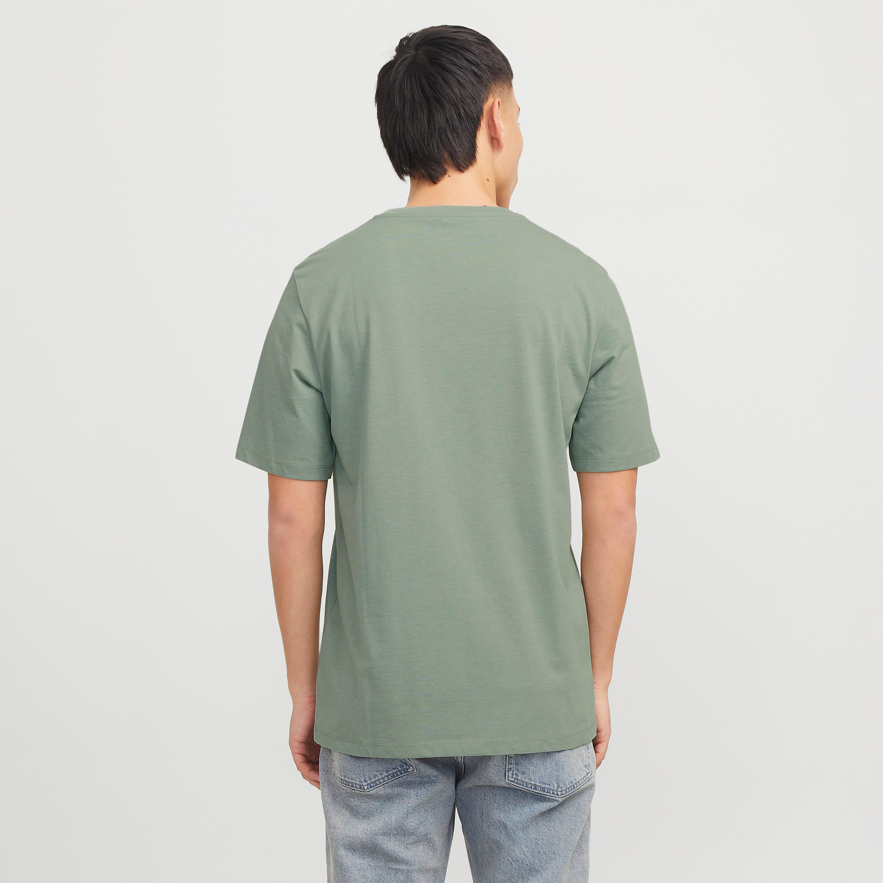 تي شيرت رجالي مطبوع بياقة دائرية وأكمام قصيرة من جاك اند جونز-men-clothing-tshirtsandpolos-tshirts-image-10