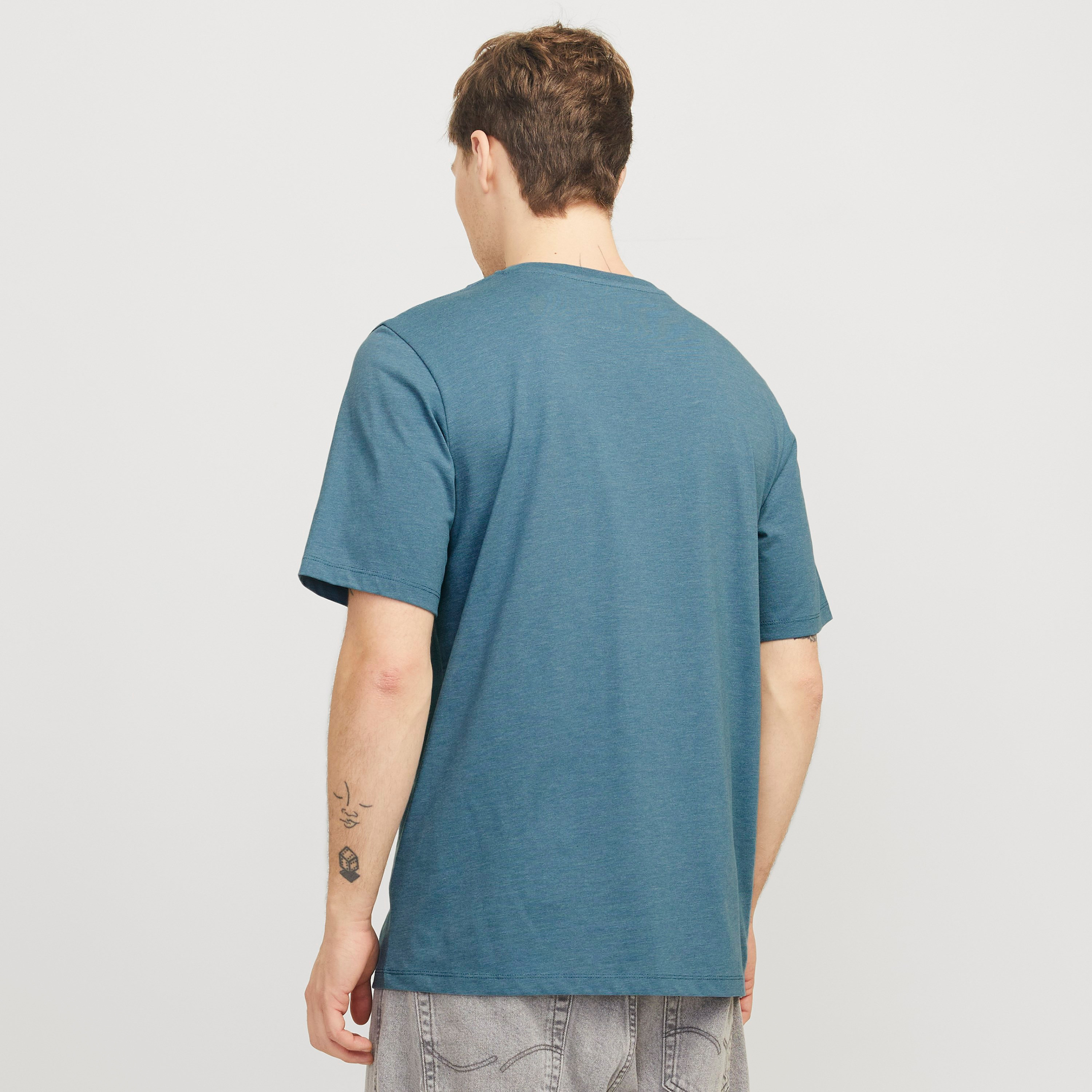 تي شيرت رجالي مطبوع بياقة دائرية وأكمام قصيرة من جاك اند جونز-men-clothing-tshirtsandpolos-tshirts-image-14