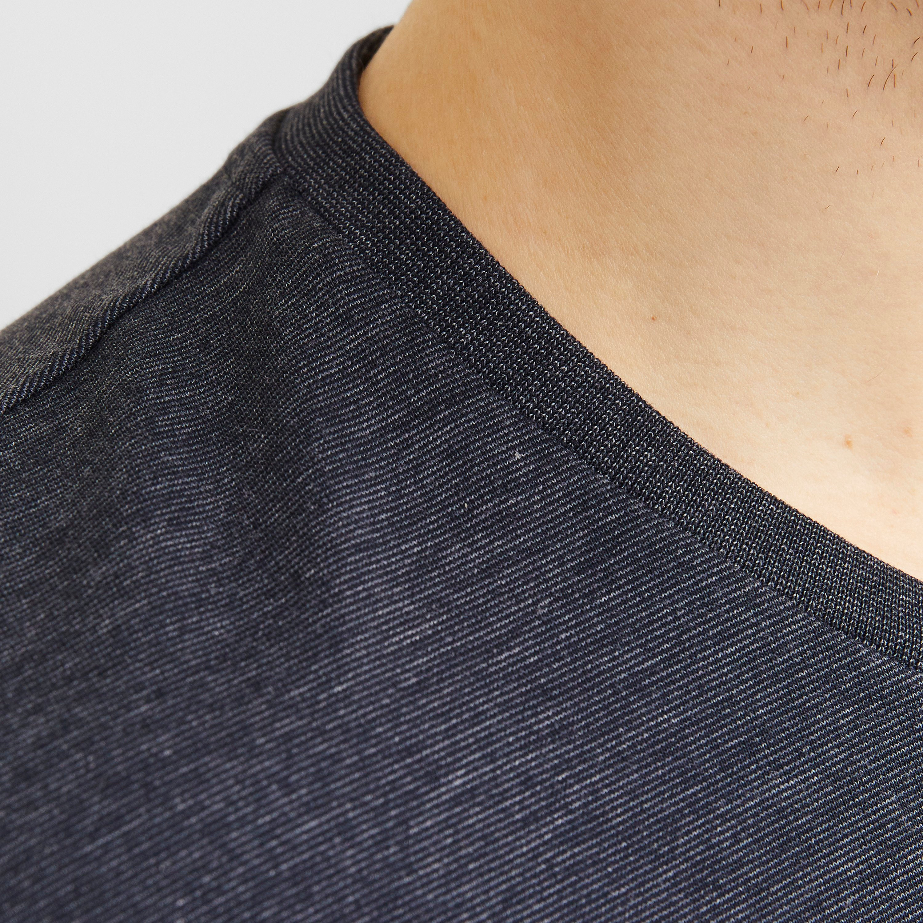 تي شيرت رجالي مطبوع بياقة دائرية وأكمام قصيرة من جاك اند جونز-men-clothing-tshirtsandpolos-tshirts-image-4
