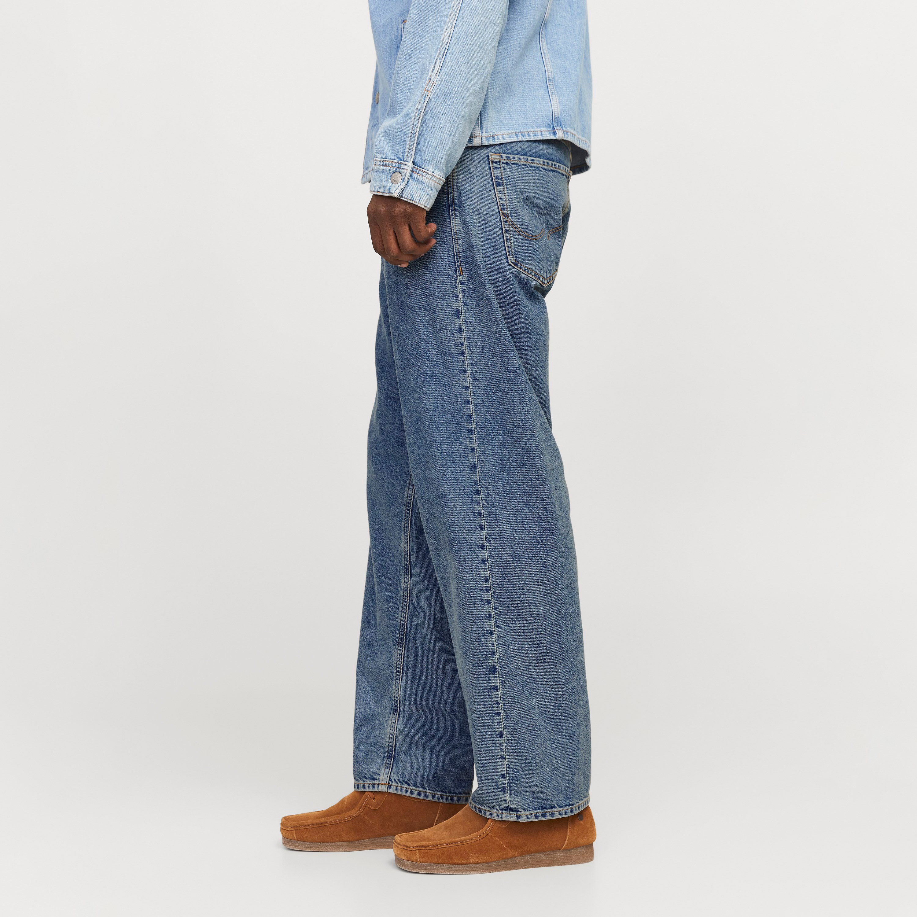 جينز رجالي جاك آند جونز بقصة واسعة (باجي) بخمسة جيوب وخصر مرتفع-men-clothing-bottoms-jeans-image-5