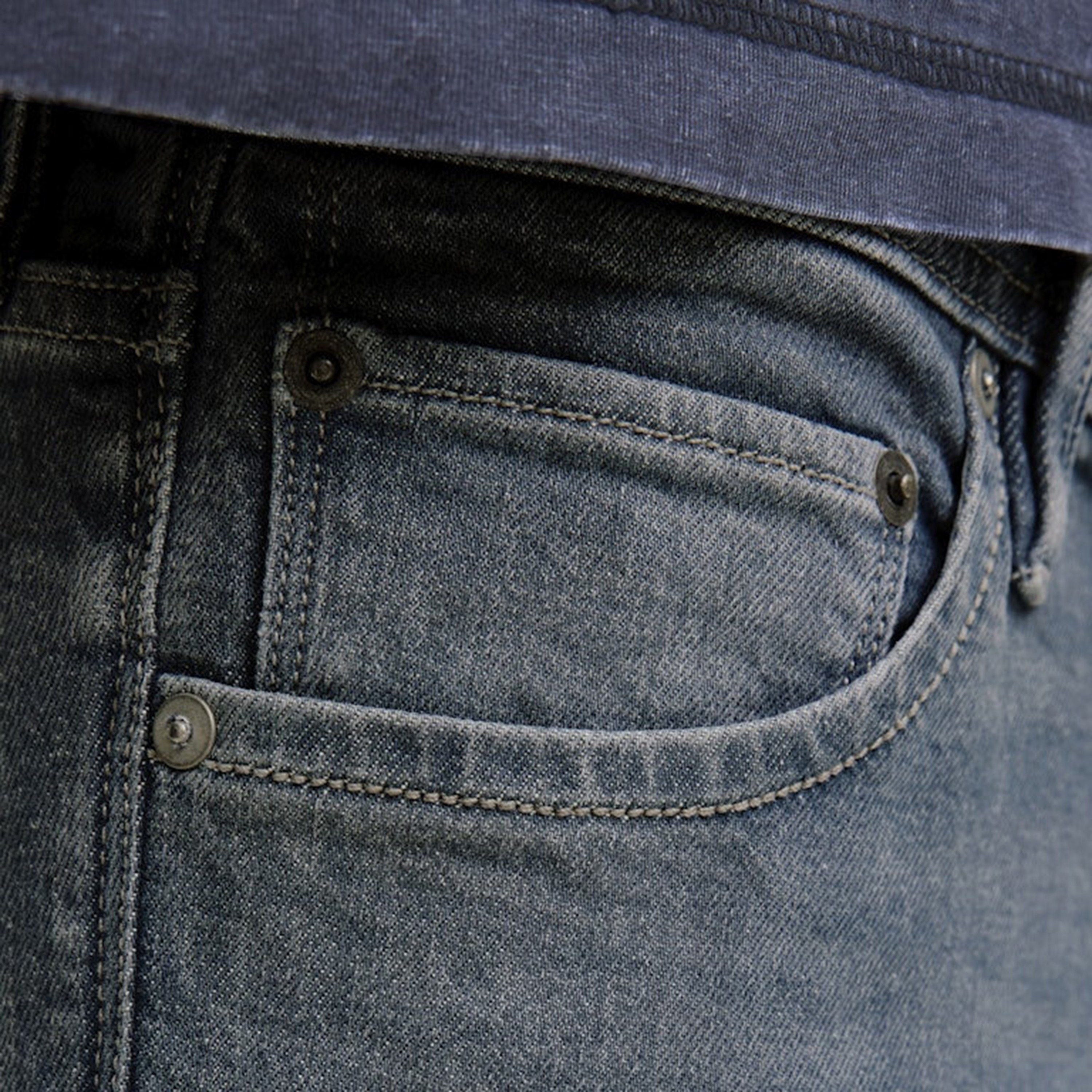 بنطلون جينز رجالي ضيق بخصر منخفض وغسيل حجري من جاك آند جونز-men-clothing-bottoms-jeans-image-3