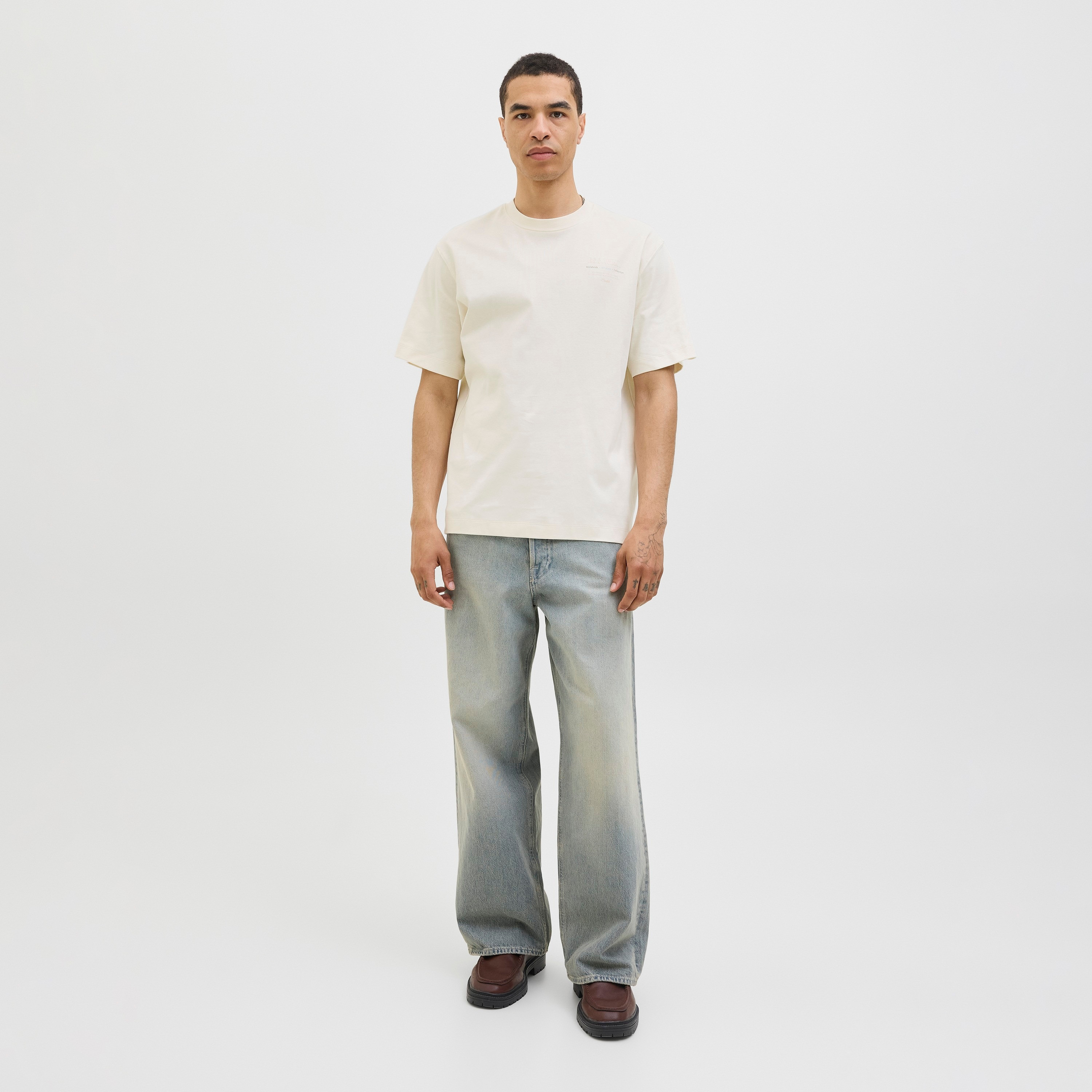 تيشيرت رجالي مطبوع بنص بياقة دائرية وأكمام قصيرة من جاك ان جونز-men-clothing-tshirtsandpolos-tshirts-image-2
