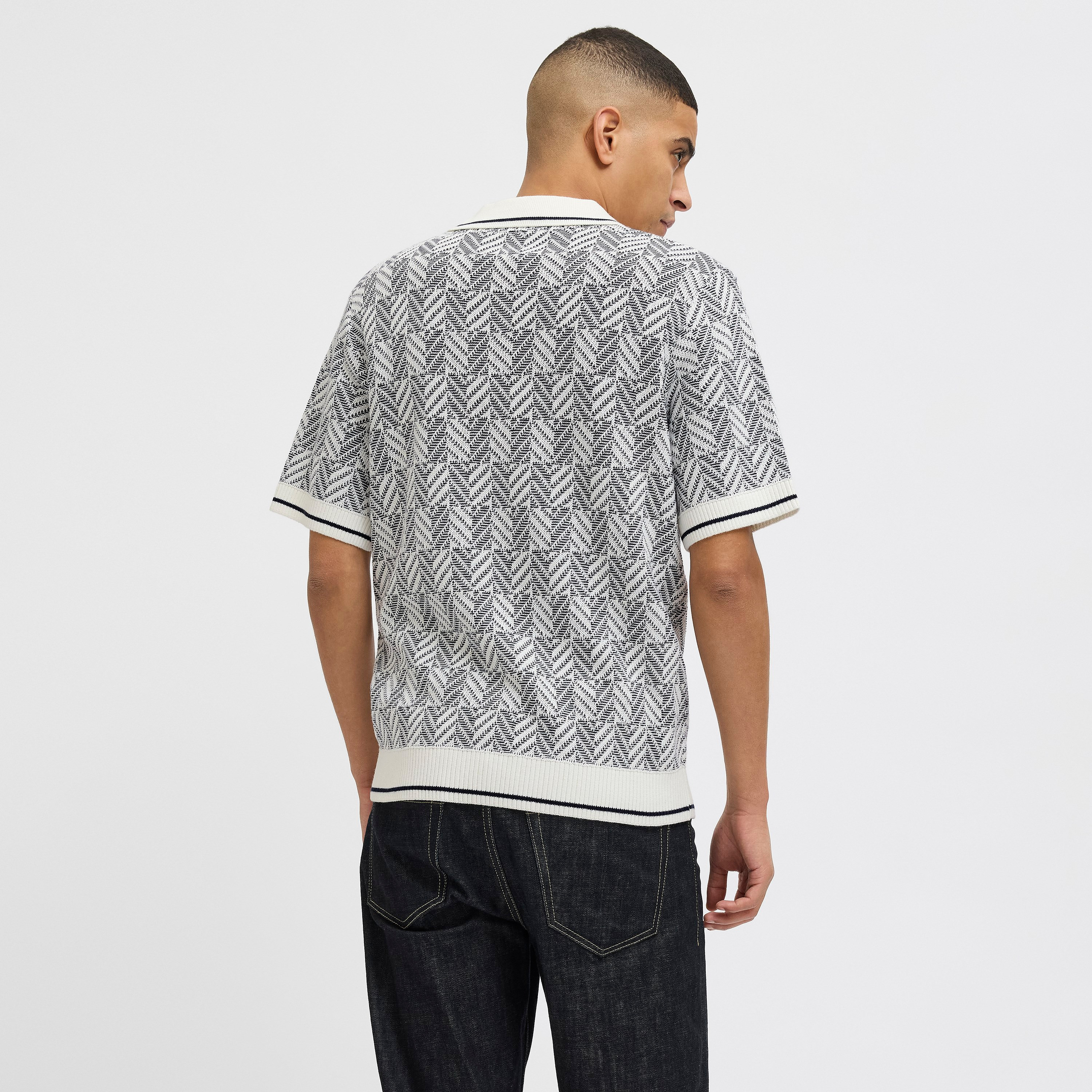 تي شيرت بولو رجالي بأكمام قصيرة وياقة متباينة ونسيج محبوك من جاك اند جونز-men-clothing-tshirtsandpolos-polos-image-5