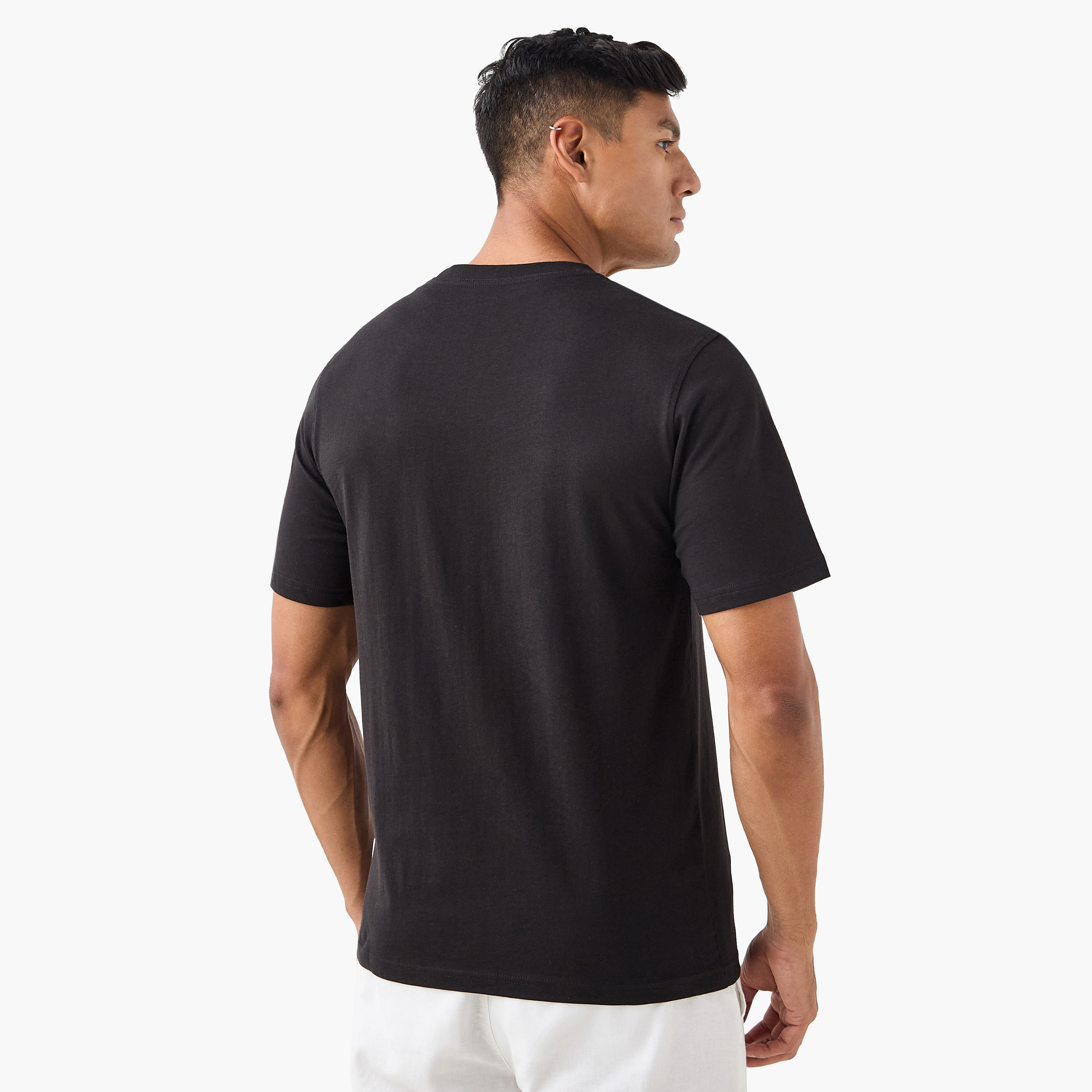 تي شيرت رجالي بأكمام قصيرة وياقة دائرية وشعار العلامة التجارية من جاك اند جونز-men-clothing-tshirtsandpolos-tshirts-image-3