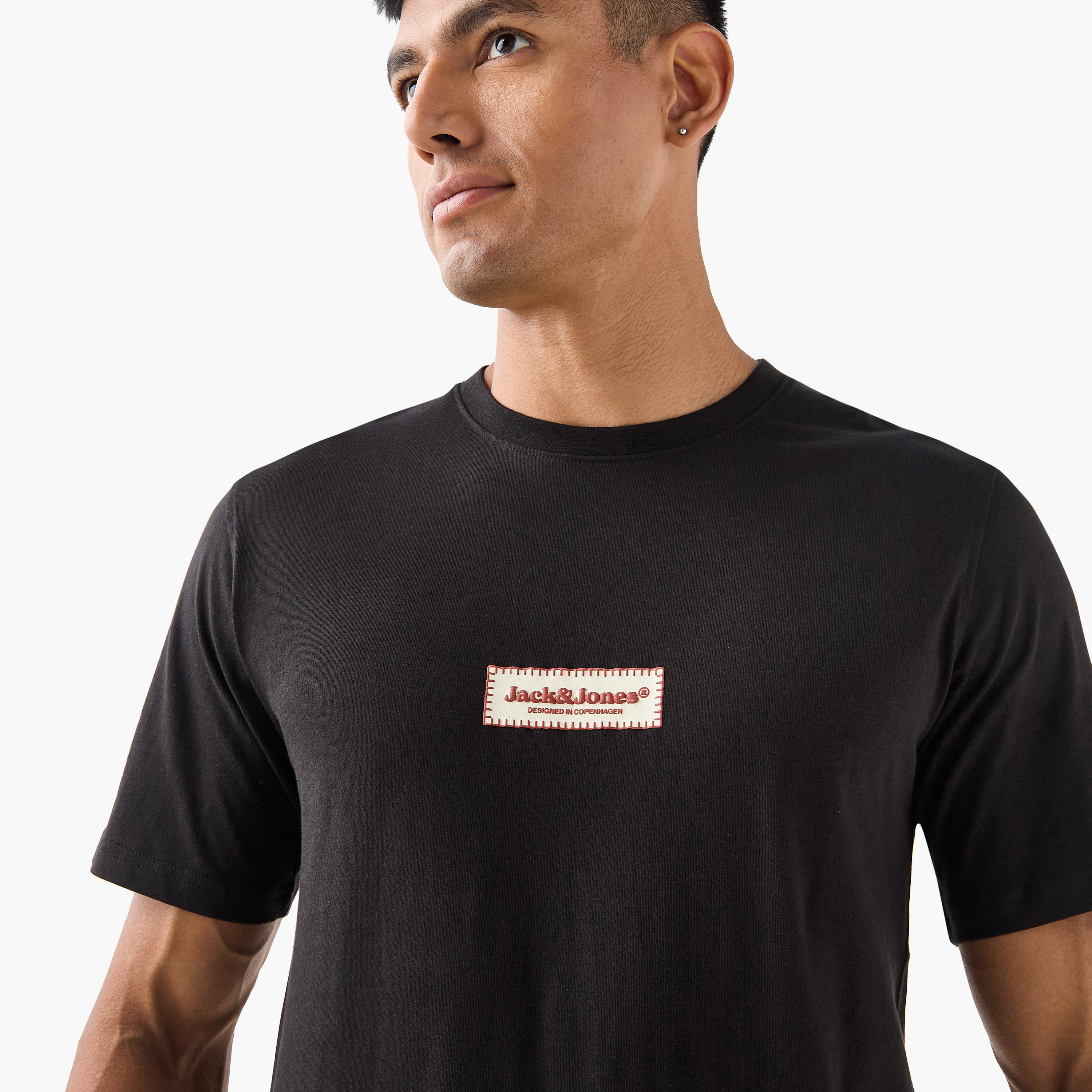 تي شيرت رجالي بأكمام قصيرة وياقة دائرية وشعار العلامة التجارية من جاك اند جونز-men-clothing-tshirtsandpolos-tshirts-image-4