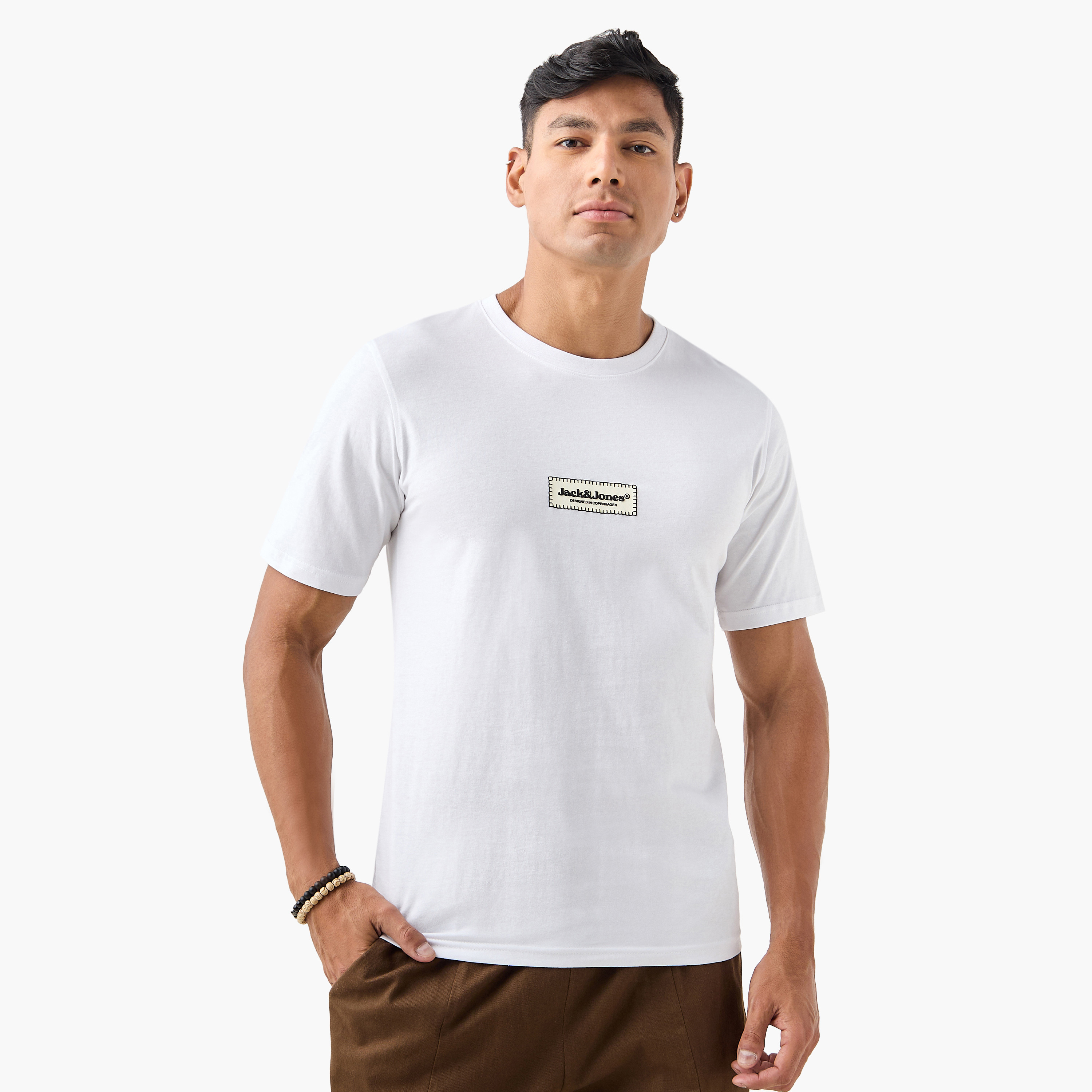 تي شيرت رجالي بأكمام قصيرة وياقة دائرية وشعار العلامة التجارية من جاك اند جونز-men-clothing-tshirtsandpolos-tshirts-image-11