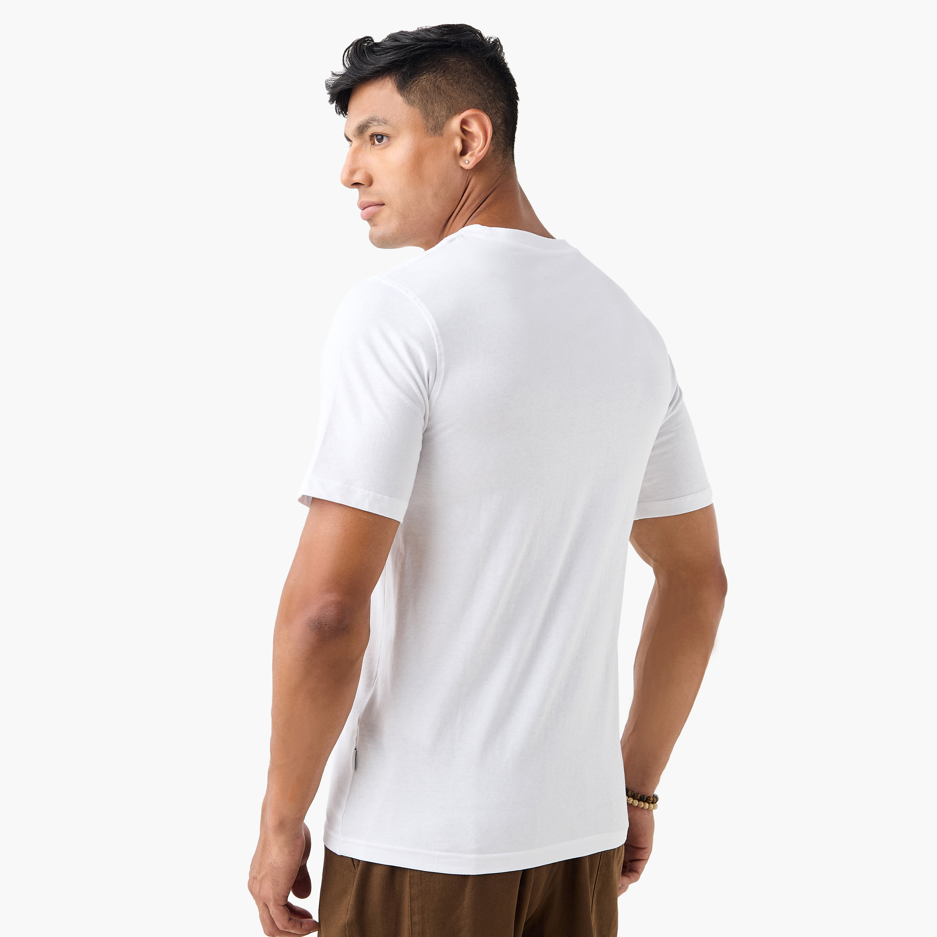تي شيرت رجالي بأكمام قصيرة وياقة دائرية وشعار العلامة التجارية من جاك اند جونز-men-clothing-tshirtsandpolos-tshirts-image-13