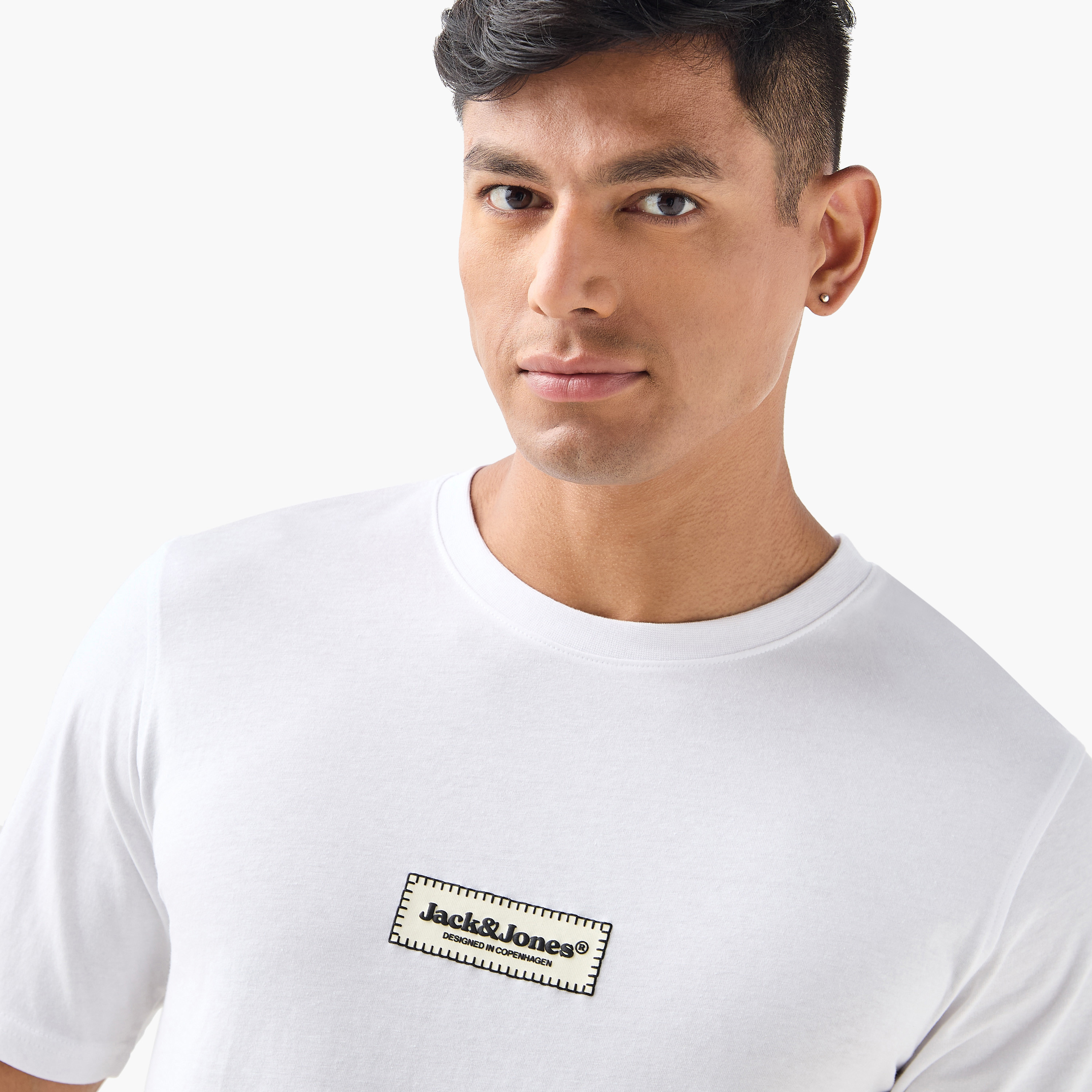 تي شيرت رجالي بأكمام قصيرة وياقة دائرية وشعار العلامة التجارية من جاك اند جونز-men-clothing-tshirtsandpolos-tshirts-image-14