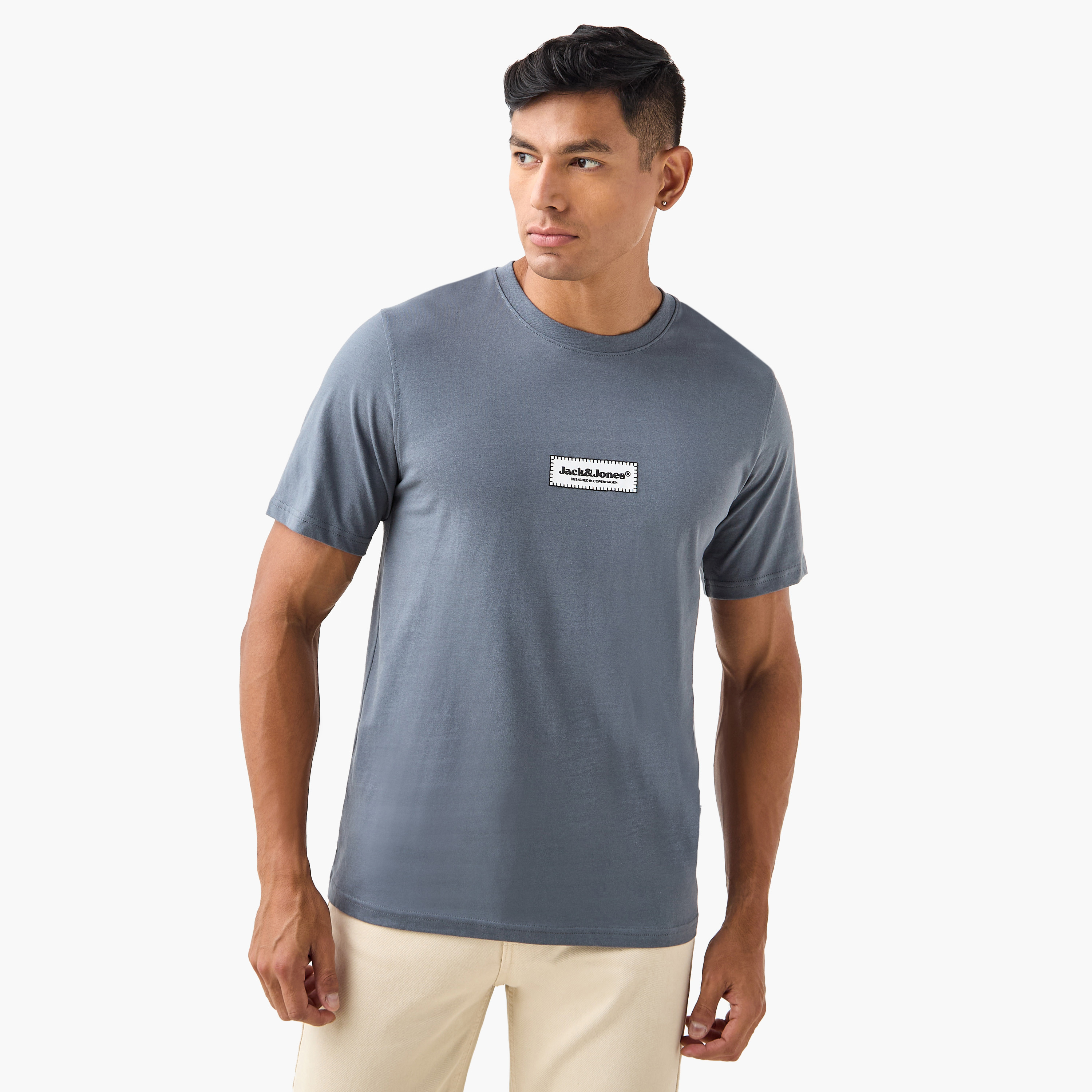 تي شيرت رجالي بأكمام قصيرة وياقة دائرية وشعار العلامة التجارية من جاك اند جونز-men-clothing-tshirtsandpolos-tshirts-image-6