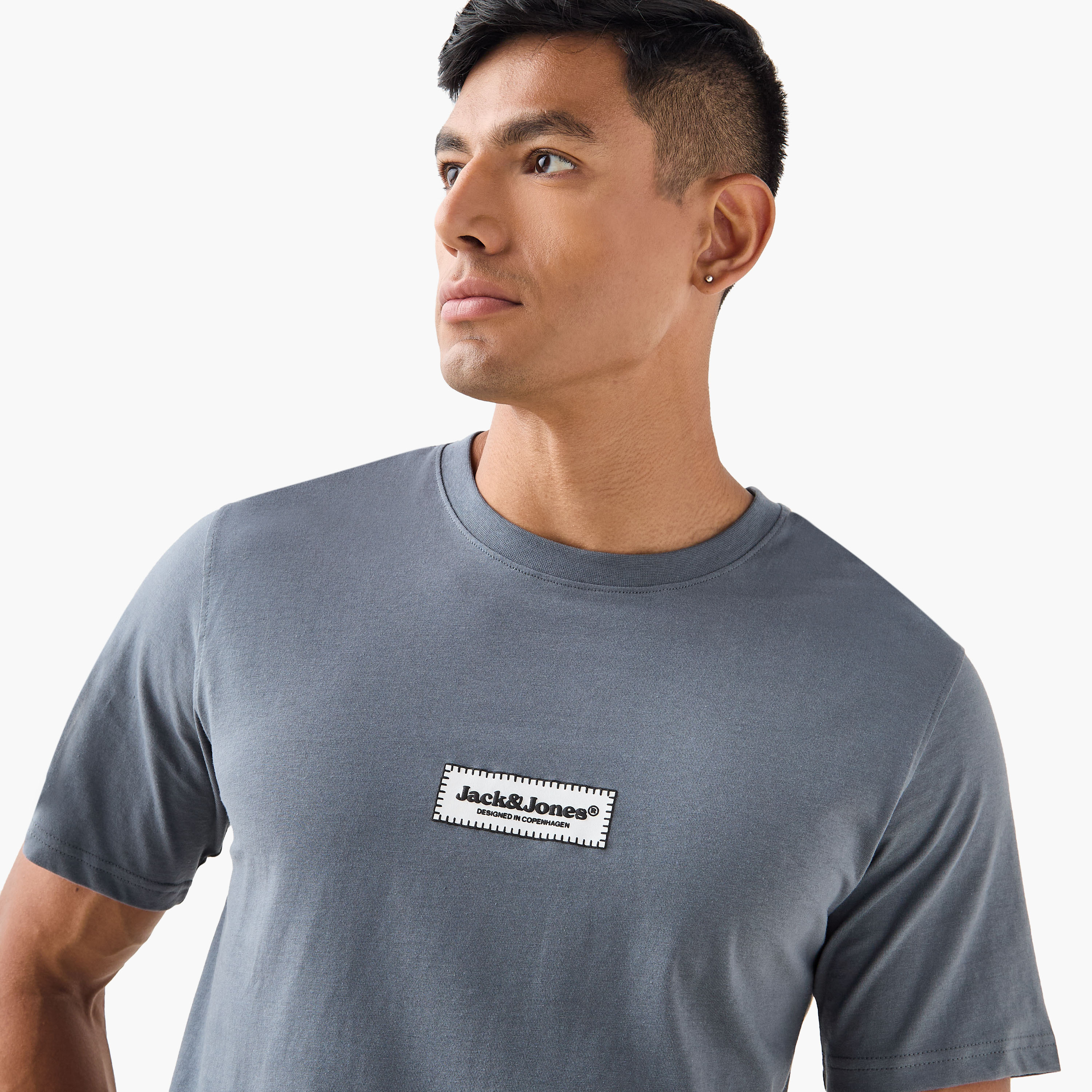 تي شيرت رجالي بأكمام قصيرة وياقة دائرية وشعار العلامة التجارية من جاك اند جونز-men-clothing-tshirtsandpolos-tshirts-image-9