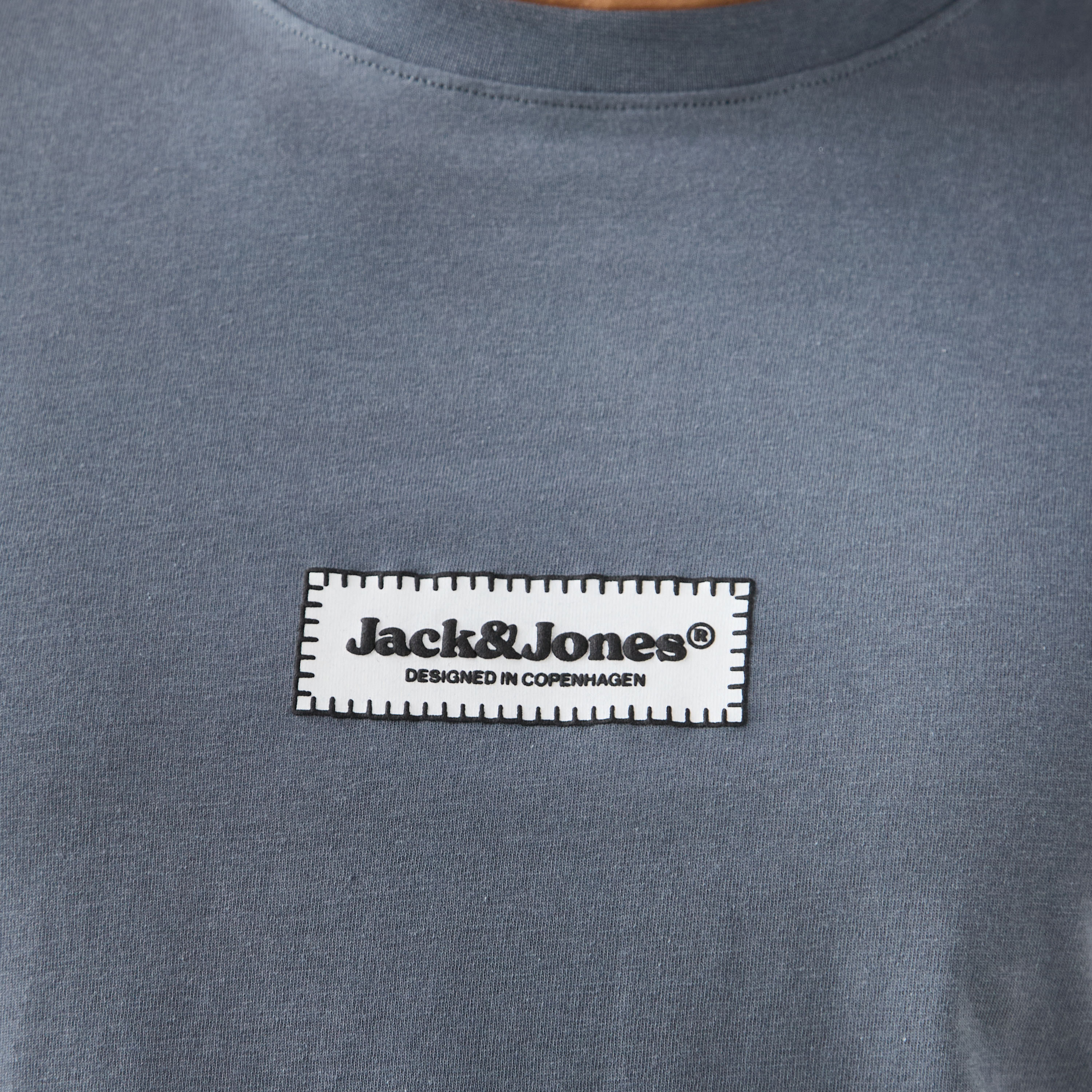 تي شيرت رجالي بأكمام قصيرة وياقة دائرية وشعار العلامة التجارية من جاك اند جونز-men-clothing-tshirtsandpolos-tshirts-image-10