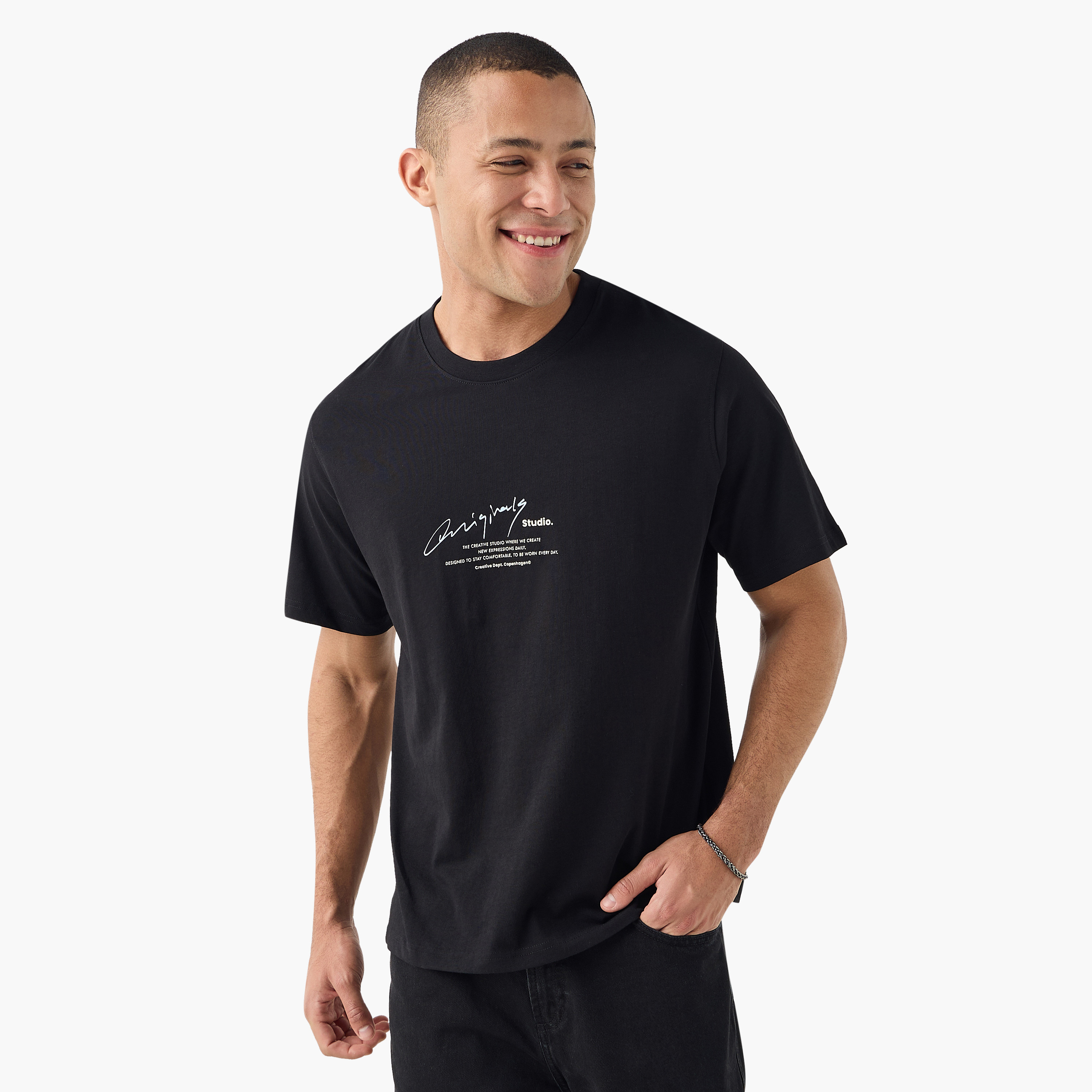 تي شيرت رجالي بأكمام قصيرة ورقبة دائرية وشعار من جاك اند جونز-men-clothing-tshirtsandpolos-tshirts-image-6