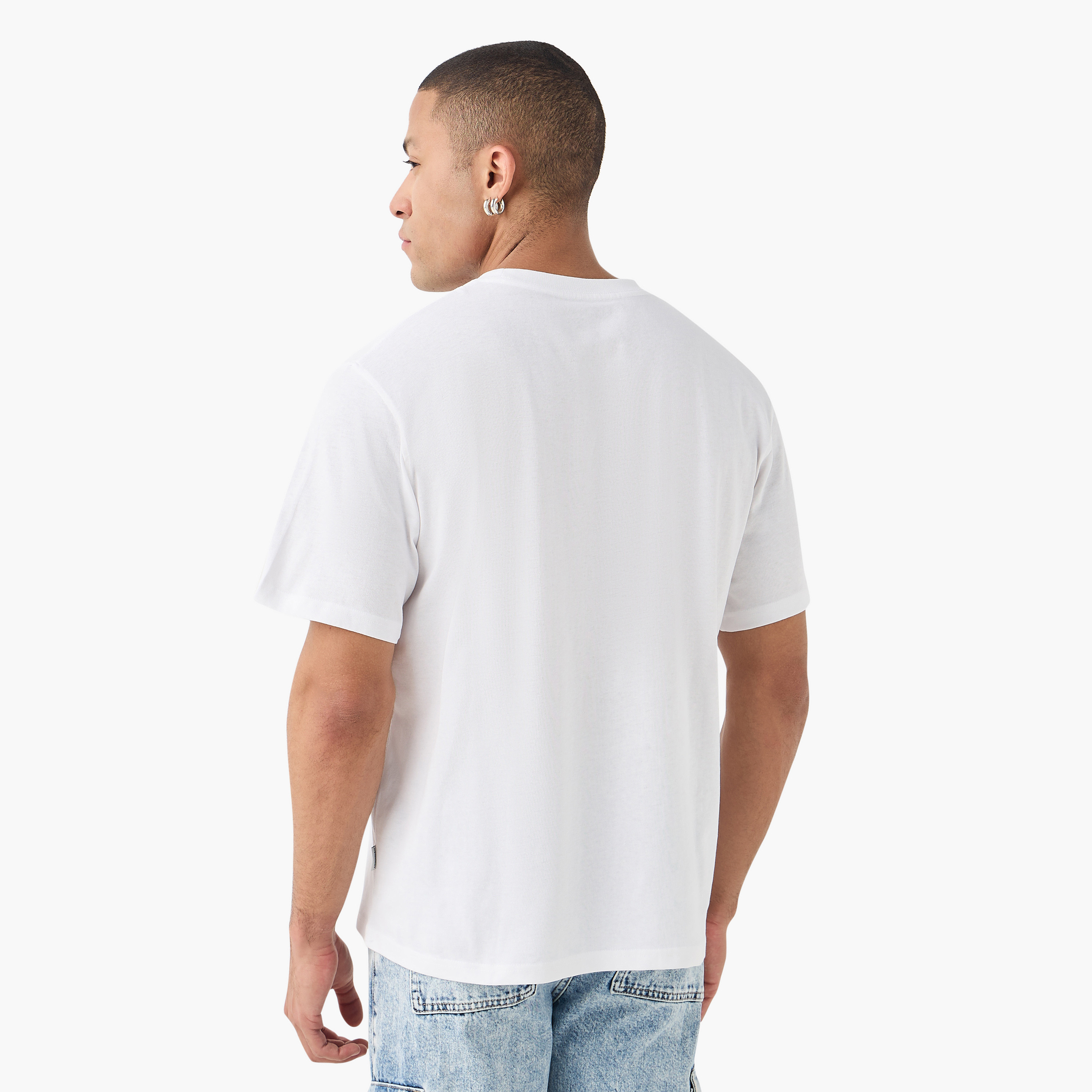 تي شيرت رجالي بأكمام قصيرة ورقبة دائرية وشعار من جاك اند جونز-men-clothing-tshirtsandpolos-tshirts-image-13