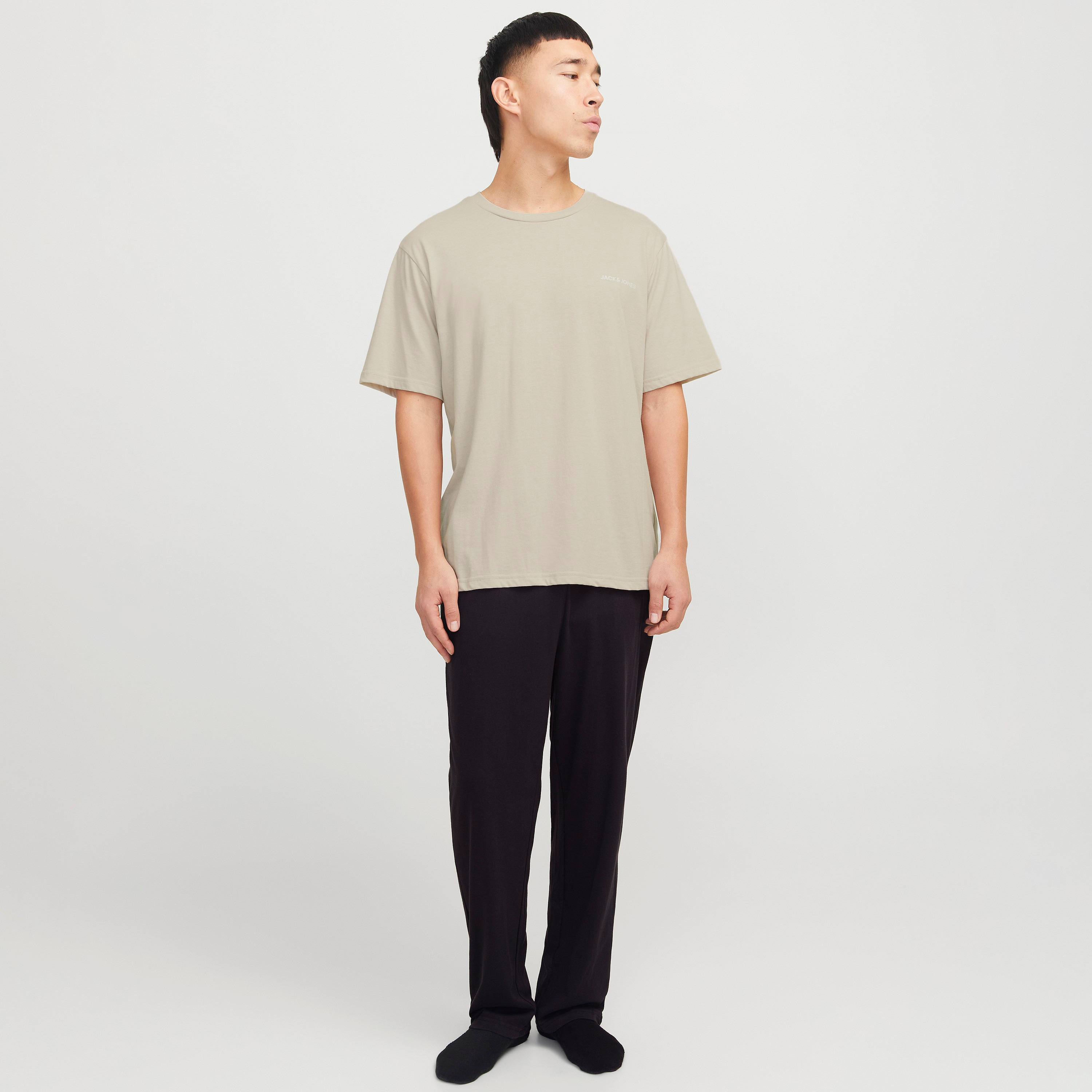 تي شيرت وبنطلون من قطعتين بأكمام قصيرة وياقة دائرية وشعار من جاك اند جونز-men-clothing-nightwear-pyjamaandshorts-image-1