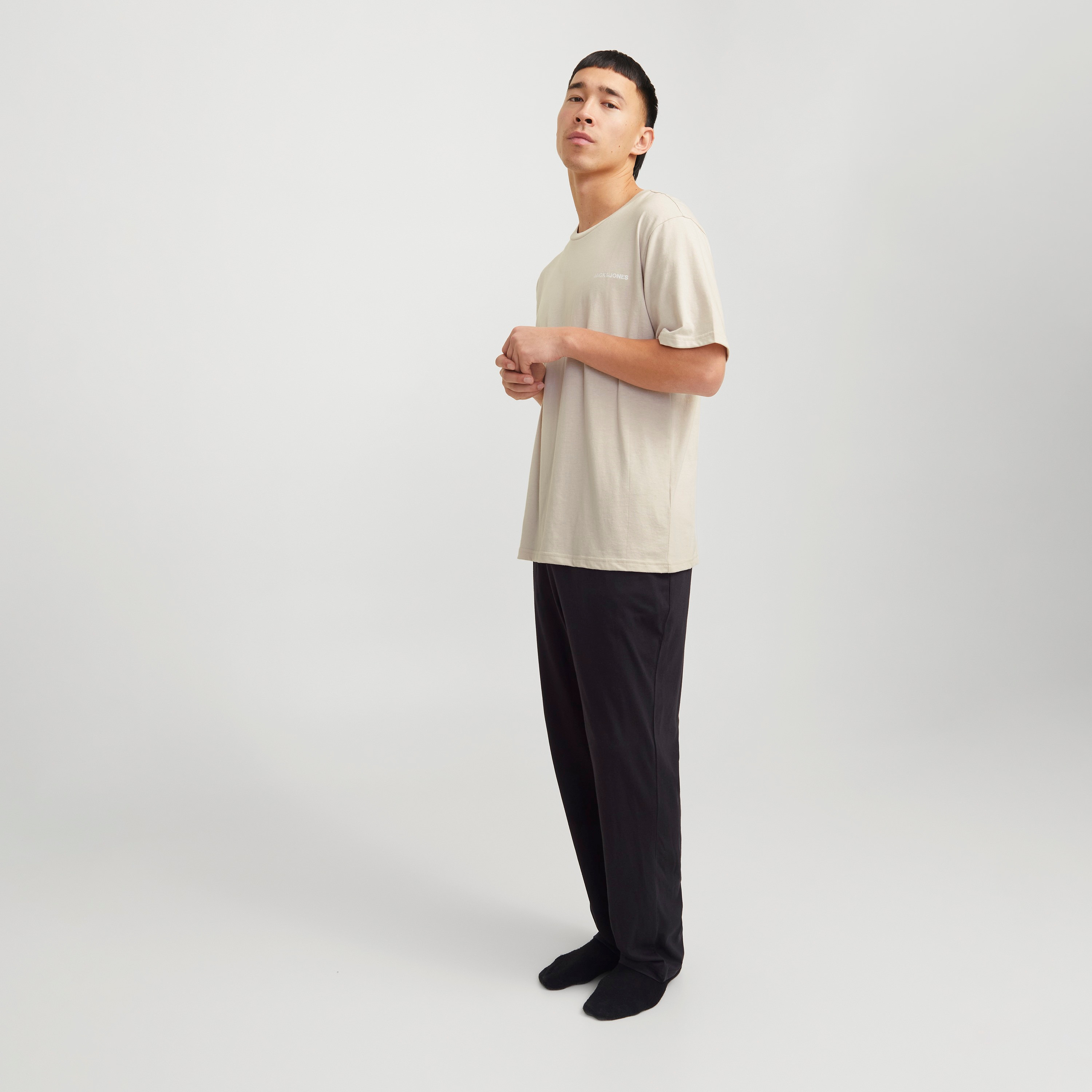 تي شيرت وبنطلون من قطعتين بأكمام قصيرة وياقة دائرية وشعار من جاك اند جونز-men-clothing-nightwear-pyjamaandshorts-image-2