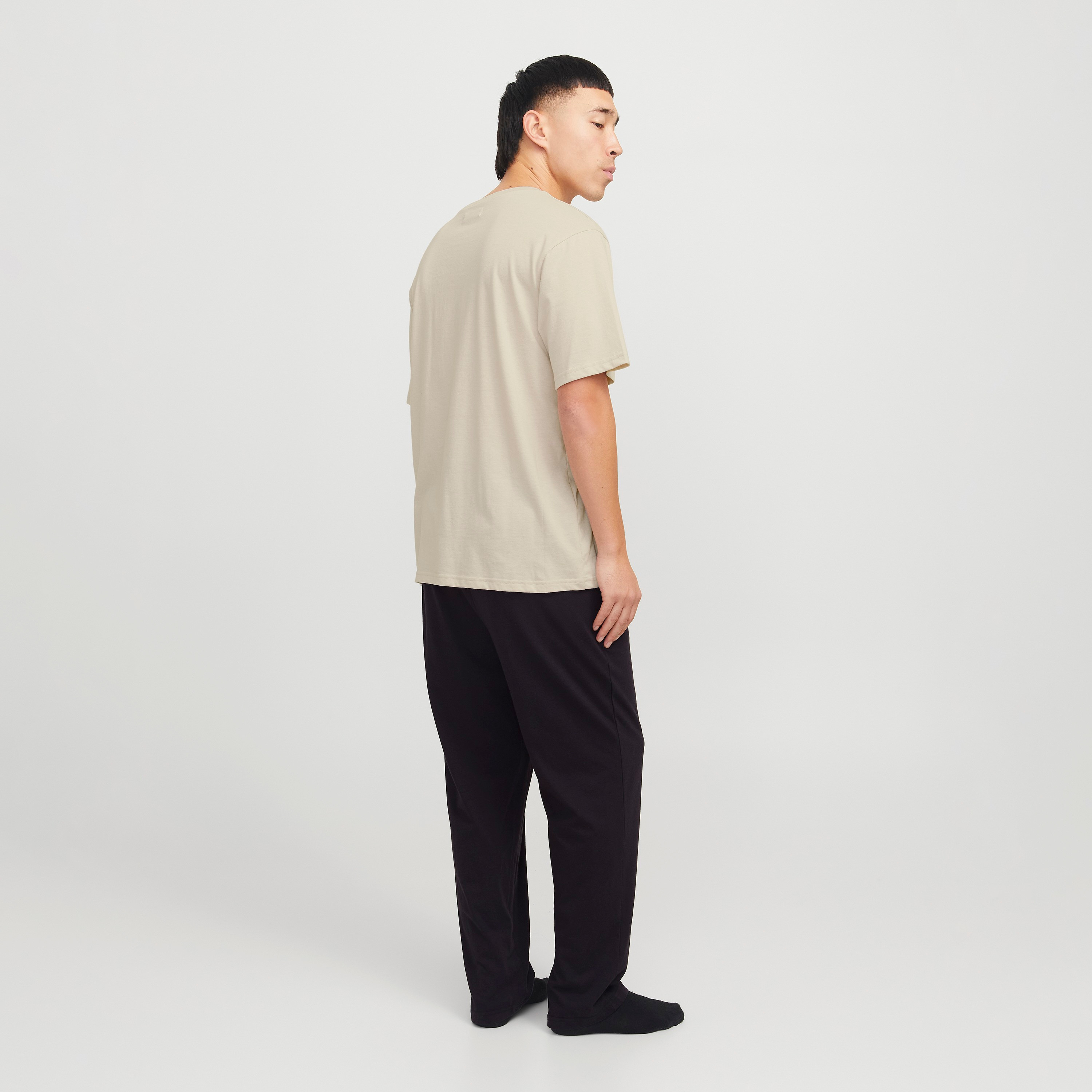 تي شيرت وبنطلون من قطعتين بأكمام قصيرة وياقة دائرية وشعار من جاك اند جونز-men-clothing-nightwear-pyjamaandshorts-image-3