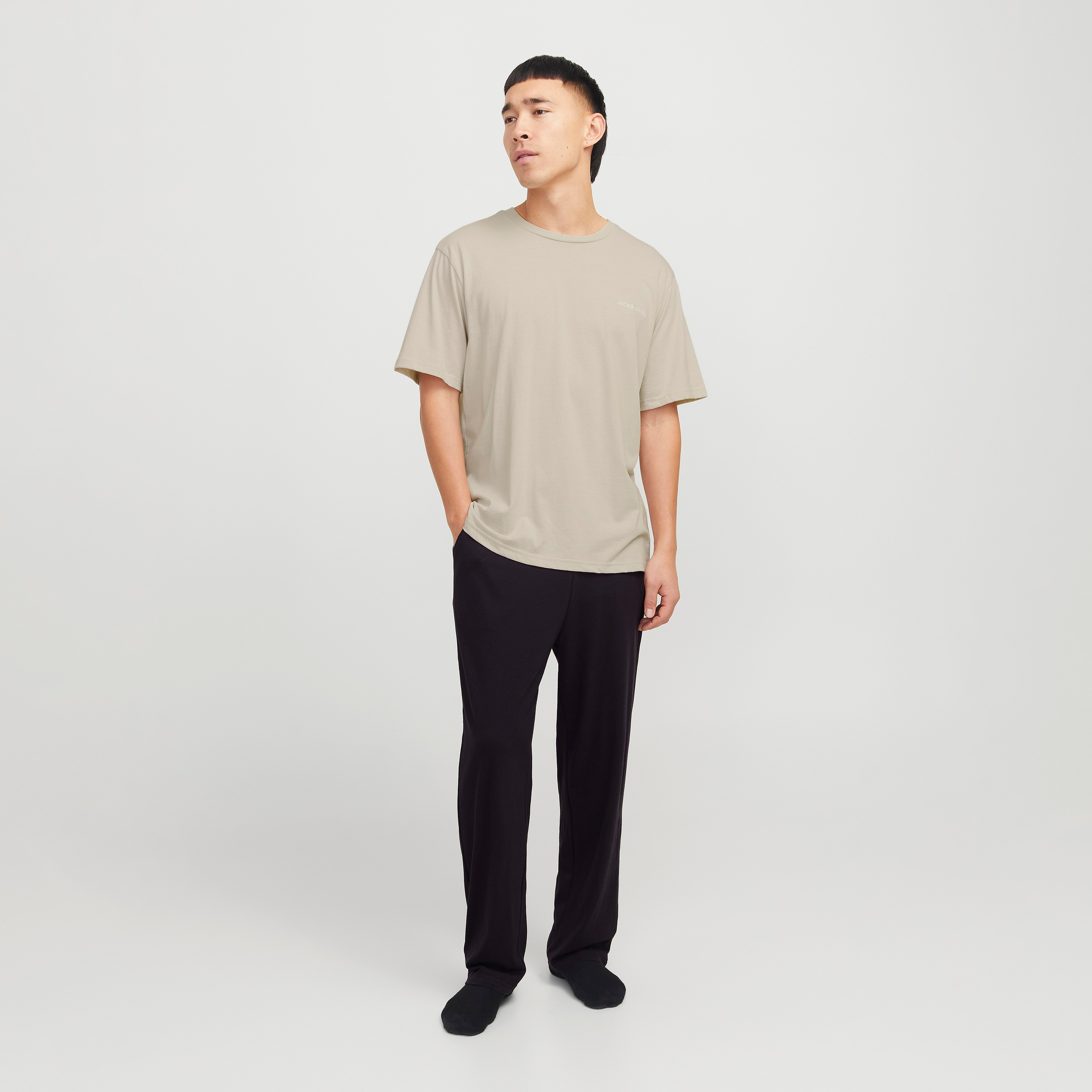 تي شيرت وبنطلون من قطعتين بأكمام قصيرة وياقة دائرية وشعار من جاك اند جونز-men-clothing-nightwear-pyjamaandshorts-image-5
