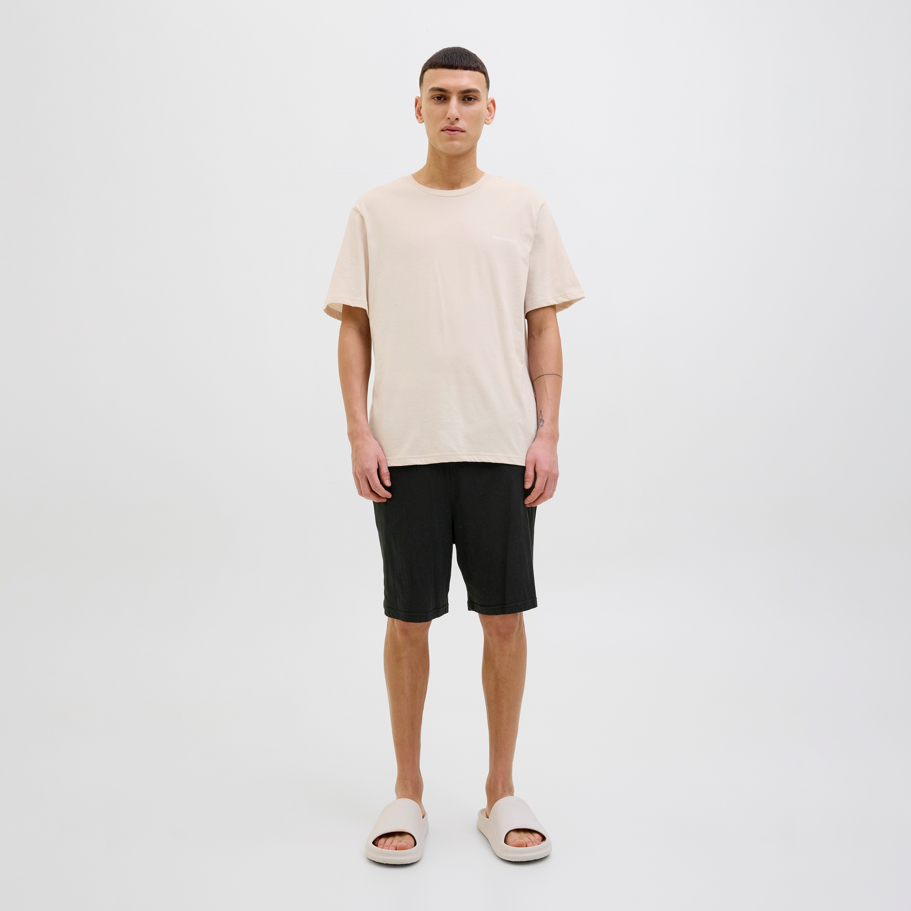 قمصان وشورت رجالي بأكمام قصيرة بياقة دائرية من جاك & جونز-men-clothing-nightwear-sets-image-2