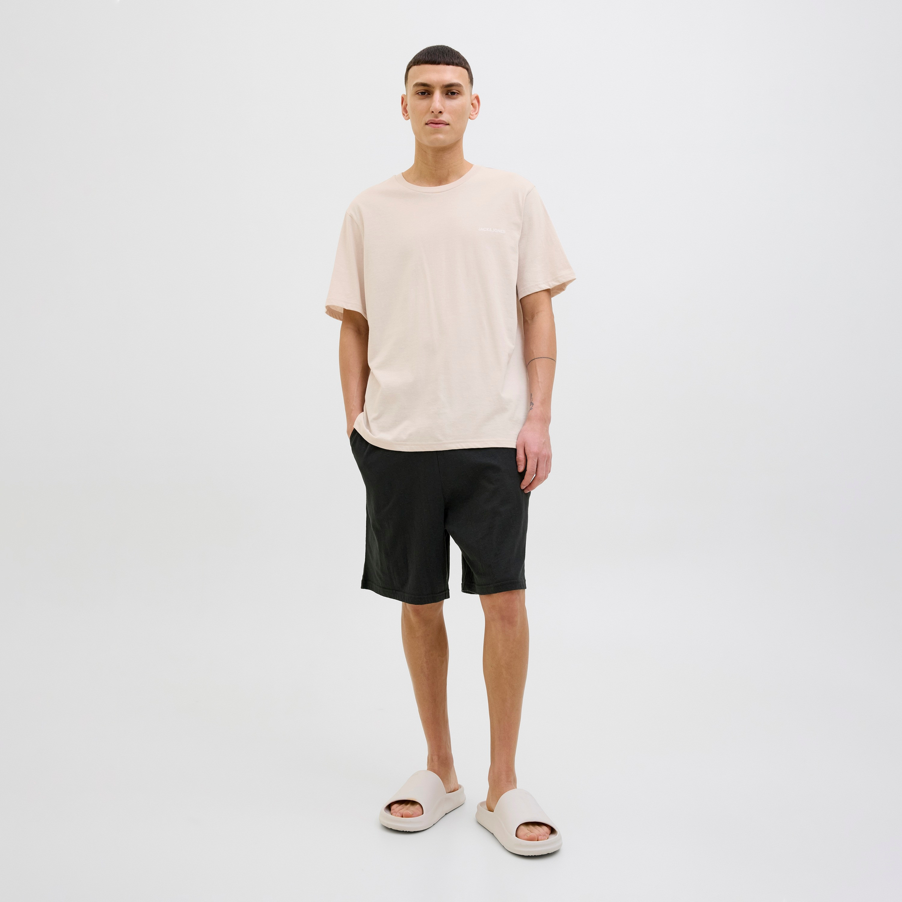 قمصان وشورت رجالي بأكمام قصيرة بياقة دائرية من جاك & جونز-men-clothing-nightwear-sets-image-3