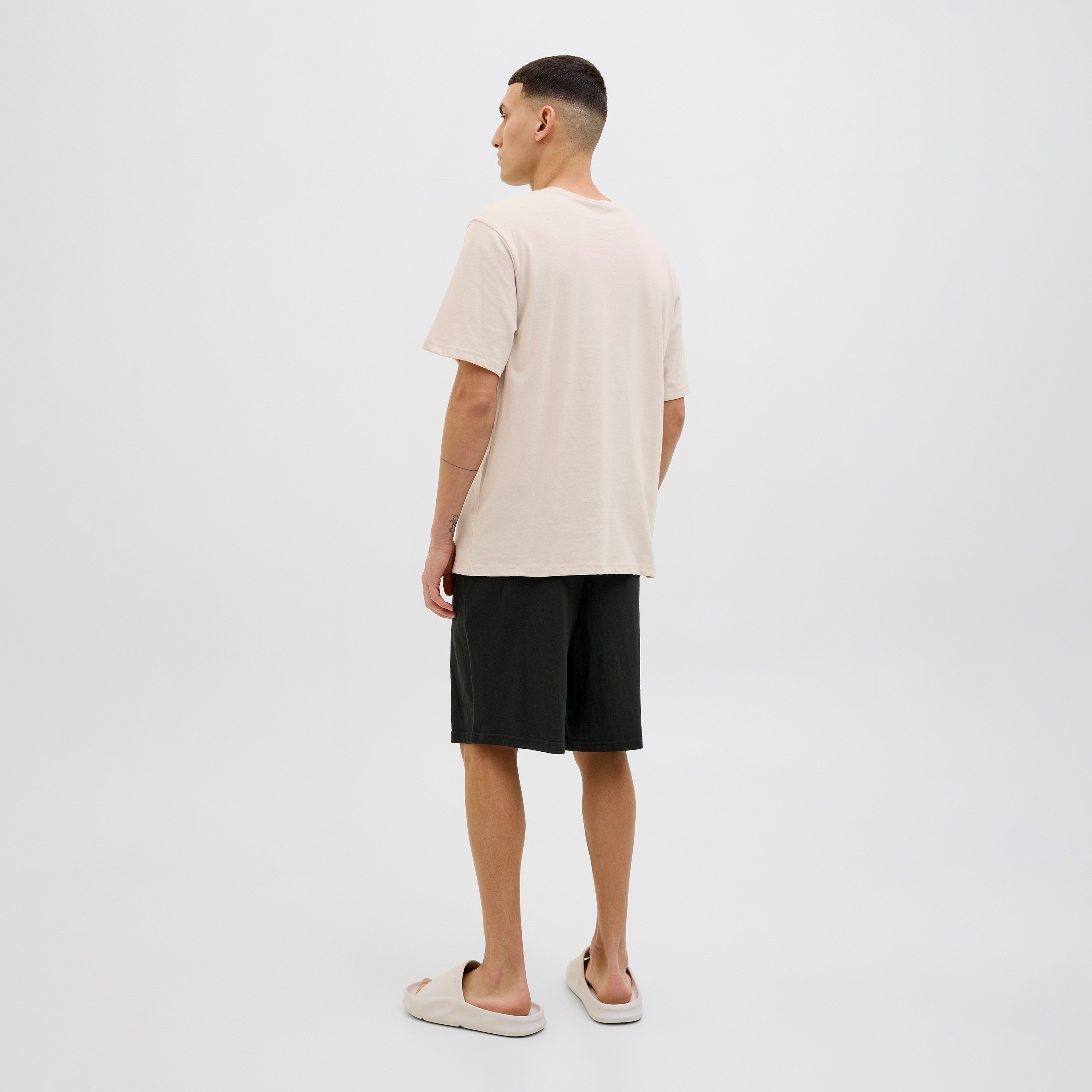 قمصان وشورت رجالي بأكمام قصيرة بياقة دائرية من جاك & جونز-men-clothing-nightwear-sets-image-5