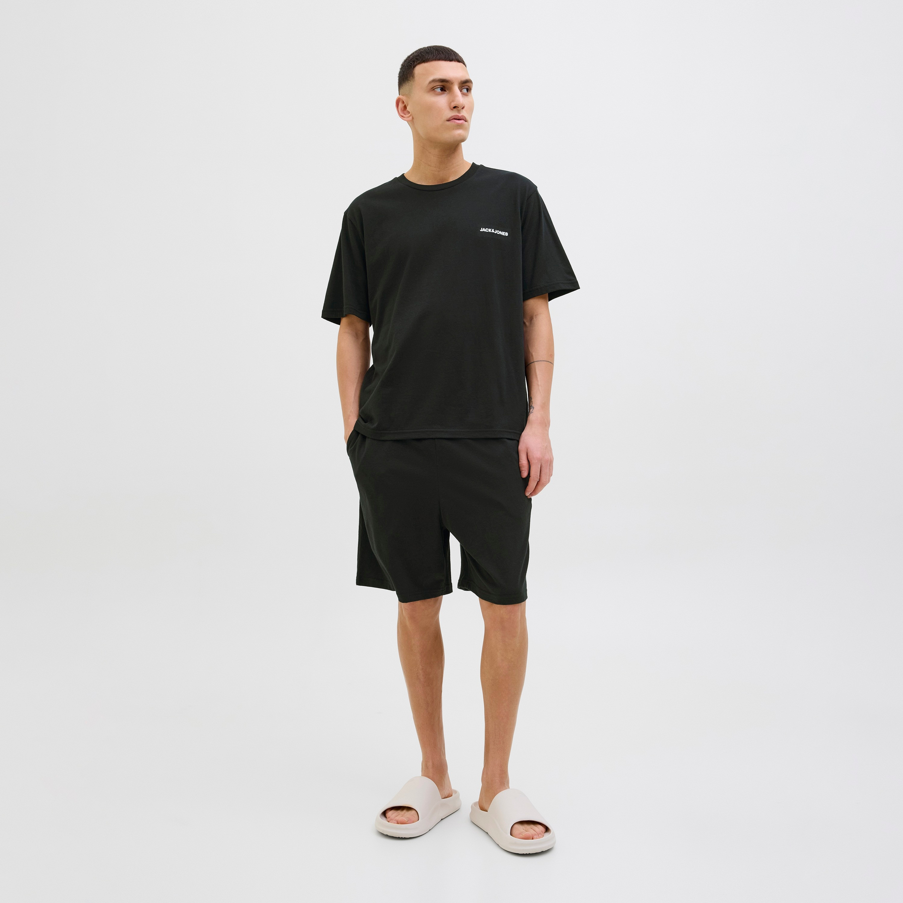 قمصان وشورت رجالي بأكمام قصيرة بياقة دائرية من جاك & جونز-men-clothing-nightwear-sets-image-12