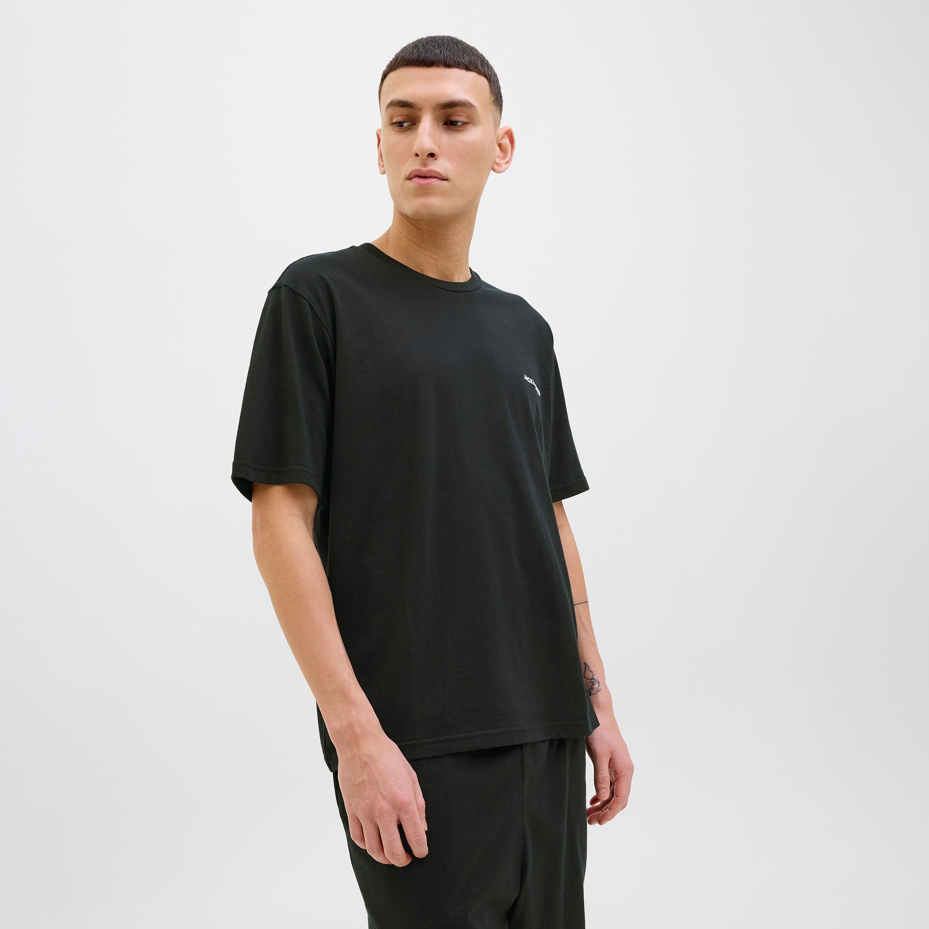 قمصان وشورت رجالي بأكمام قصيرة بياقة دائرية من جاك & جونز-men-clothing-nightwear-sets-image-13