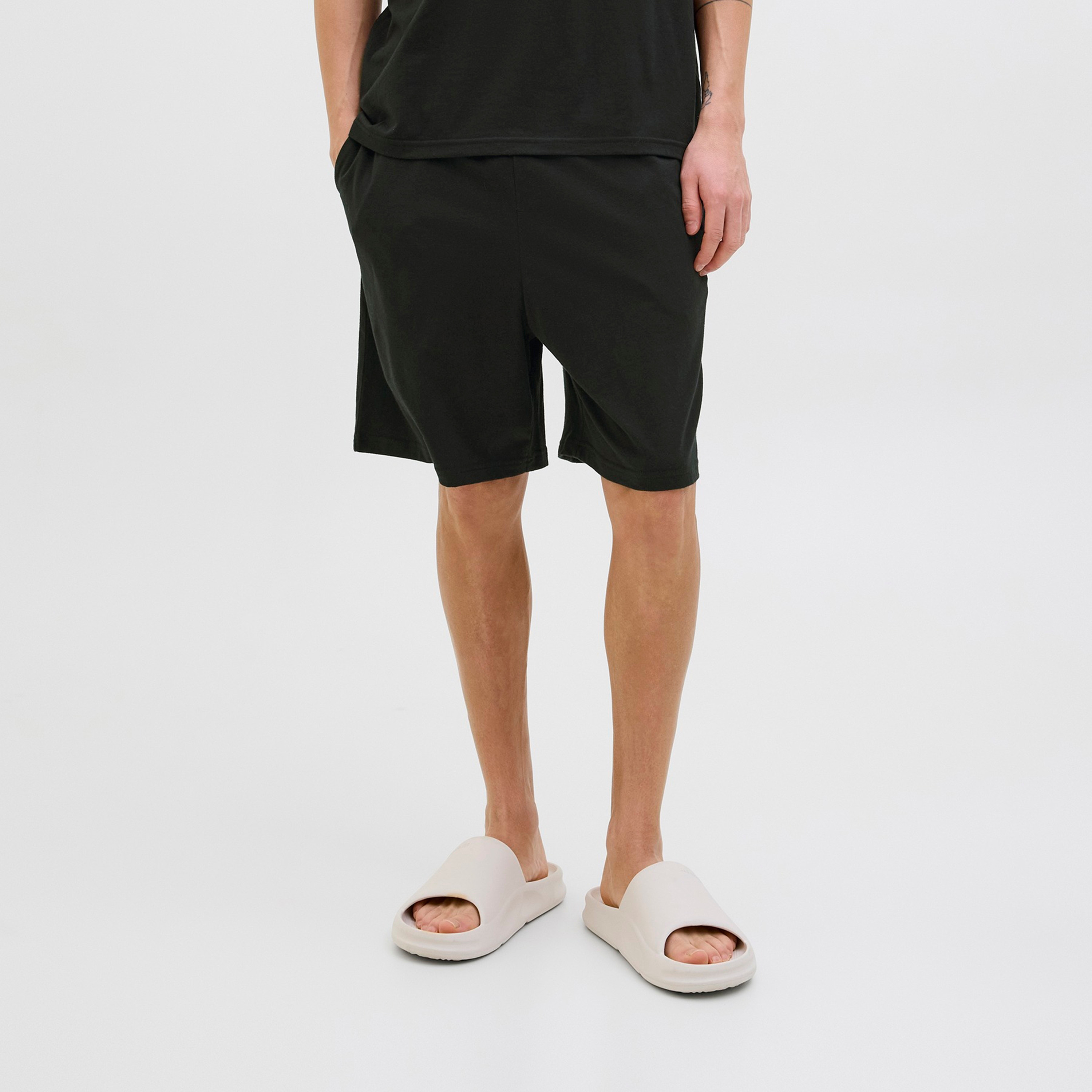 قمصان وشورت رجالي بأكمام قصيرة بياقة دائرية من جاك & جونز-men-clothing-nightwear-sets-image-14