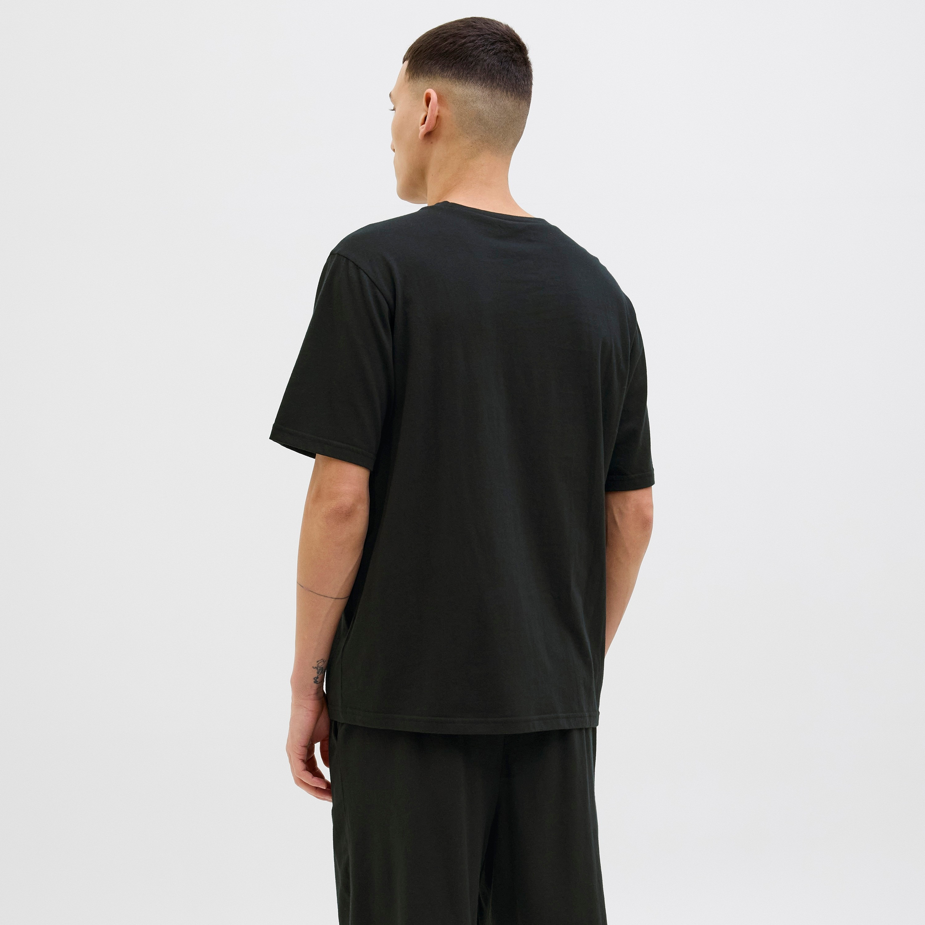 قمصان وشورت رجالي بأكمام قصيرة بياقة دائرية من جاك & جونز-men-clothing-nightwear-sets-image-16