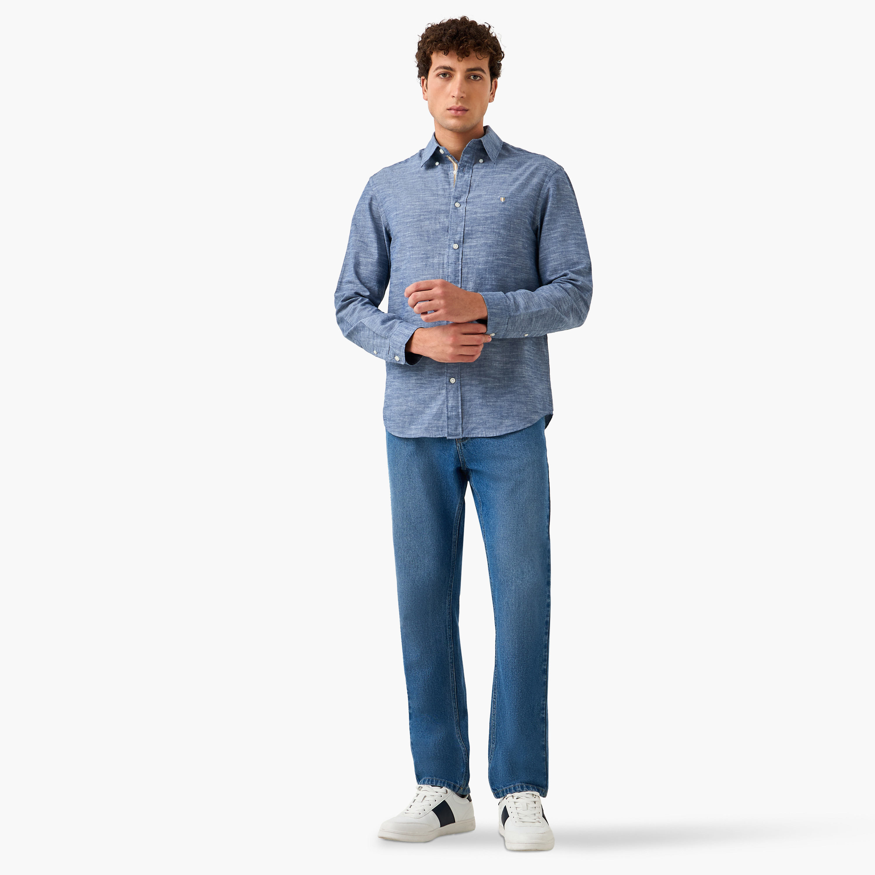 قميص جاك آند جونز ذو قصة عادية وأكمام طويلة وياقة بأزرار سفلية للرجال-men-clothing-shirts-image-11