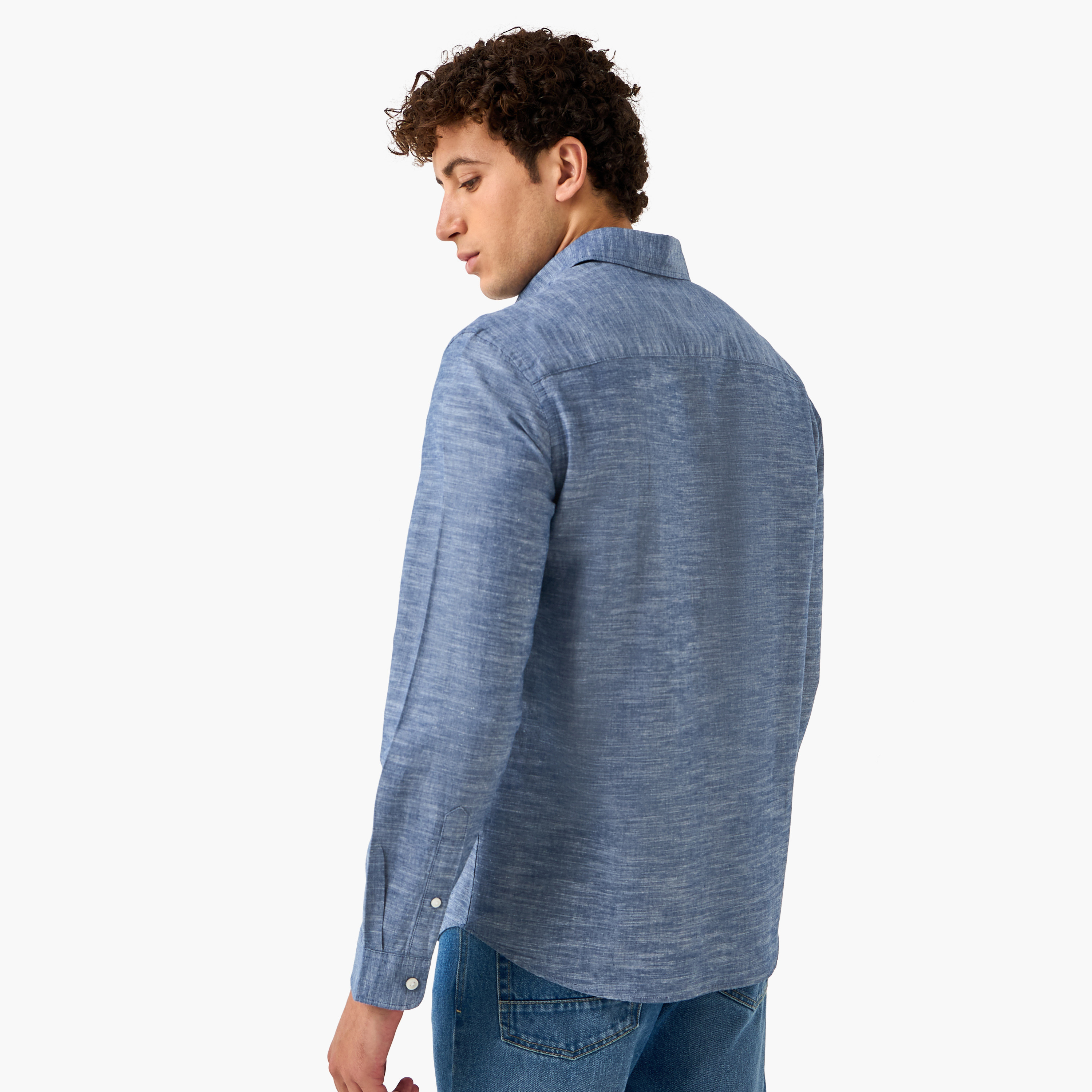 قميص جاك آند جونز ذو قصة عادية وأكمام طويلة وياقة بأزرار سفلية للرجال-men-clothing-shirts-image-12