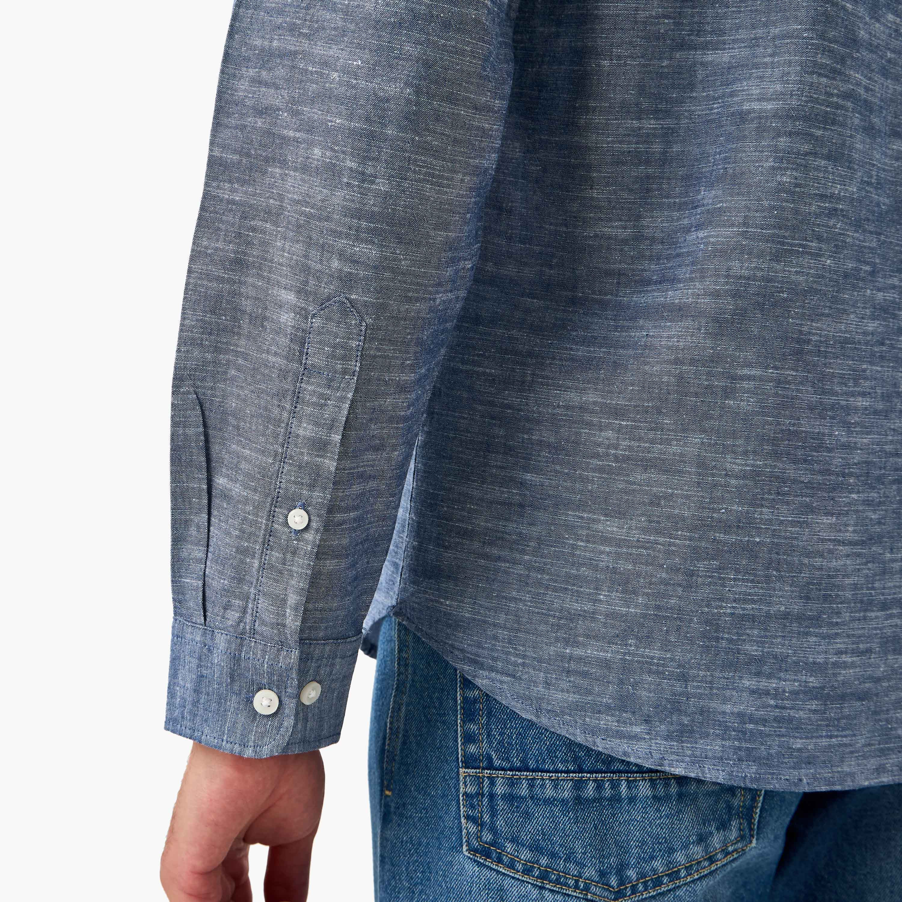قميص جاك آند جونز ذو قصة عادية وأكمام طويلة وياقة بأزرار سفلية للرجال-men-clothing-shirts-image-13