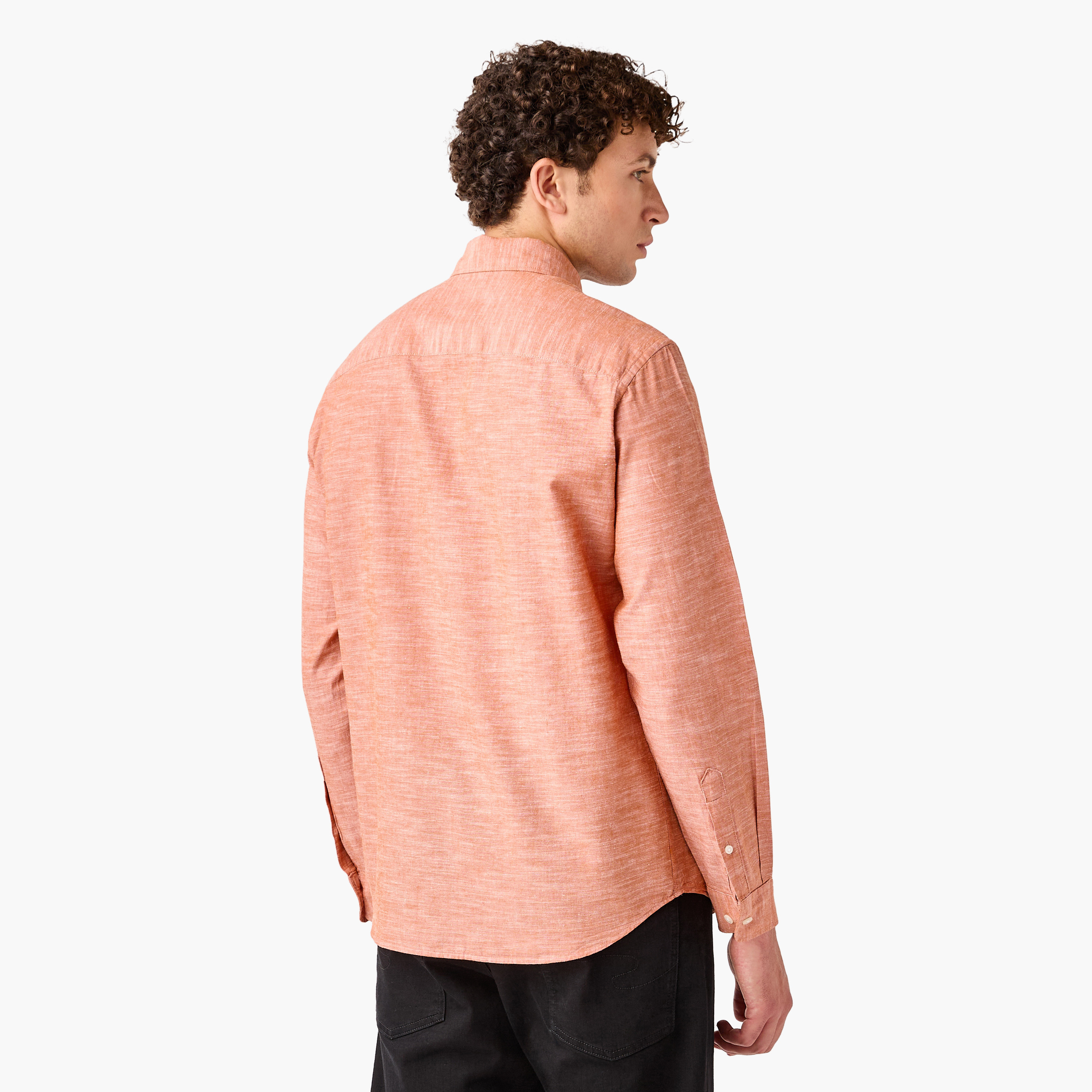 قميص جاك آند جونز ذو قصة عادية وأكمام طويلة وياقة بأزرار سفلية للرجال-men-clothing-shirts-image-3