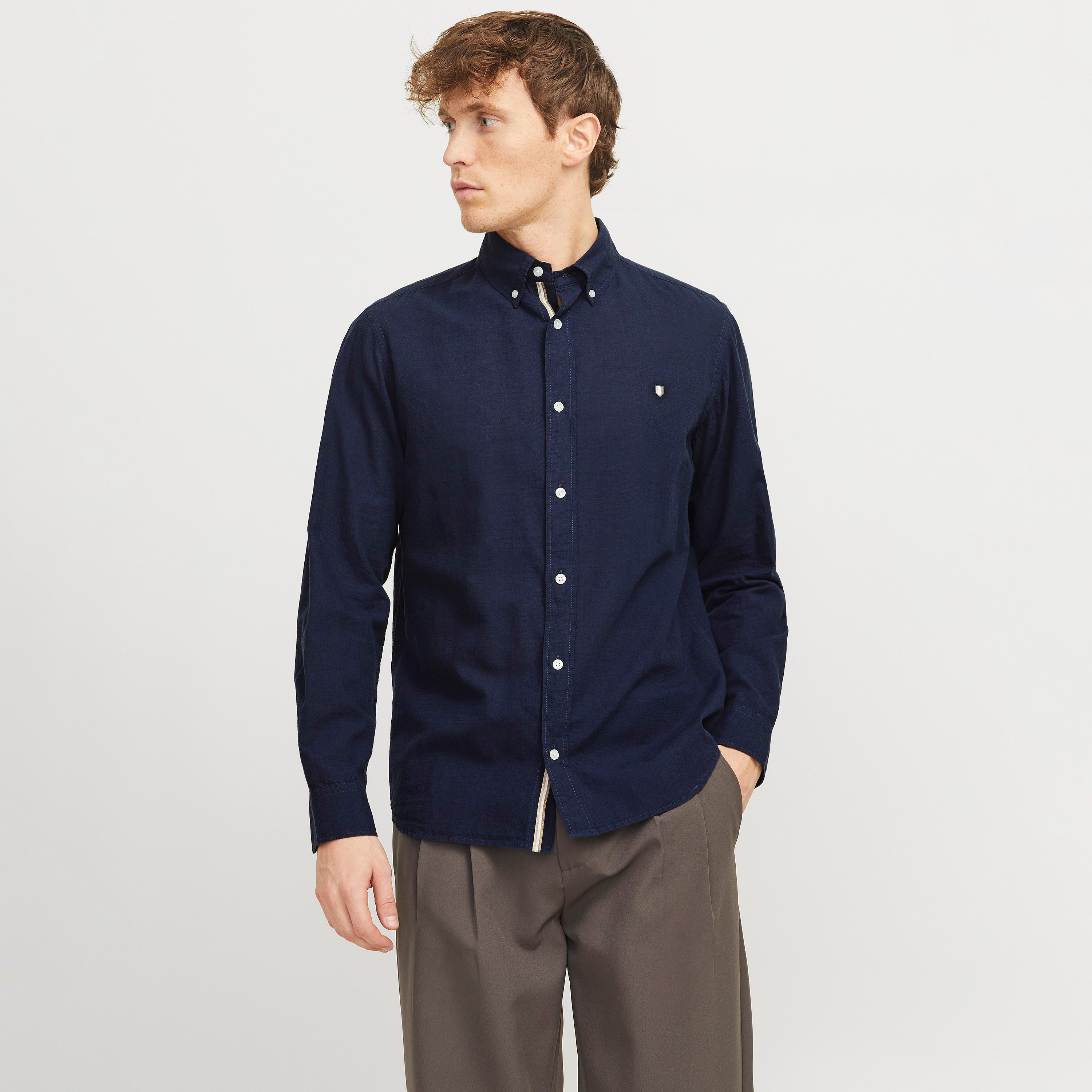 قميص جاك آند جونز ذو قصة عادية وأكمام طويلة وياقة بأزرار سفلية للرجال-men-clothing-shirts-image-6