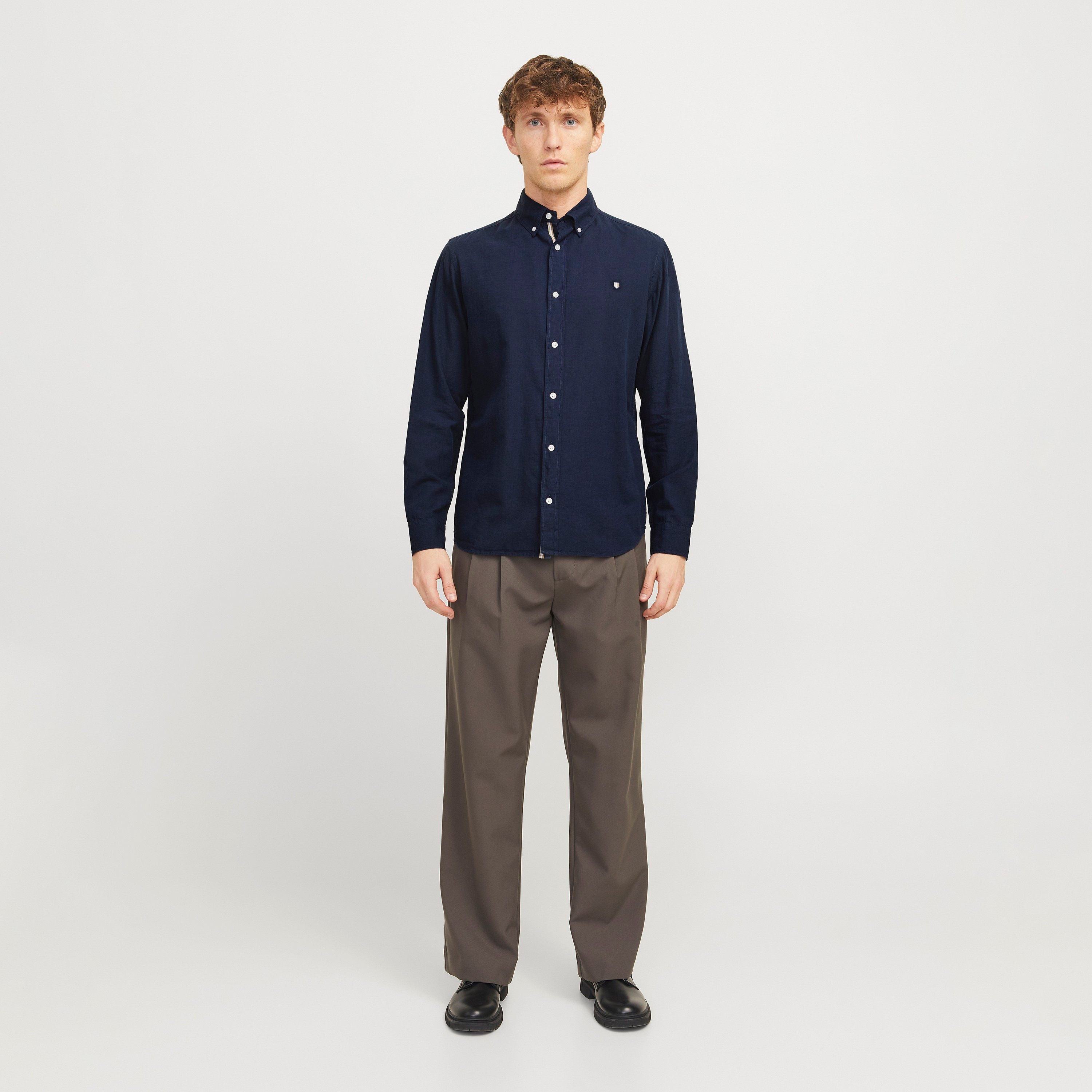 قميص جاك آند جونز ذو قصة عادية وأكمام طويلة وياقة بأزرار سفلية للرجال-men-clothing-shirts-image-7