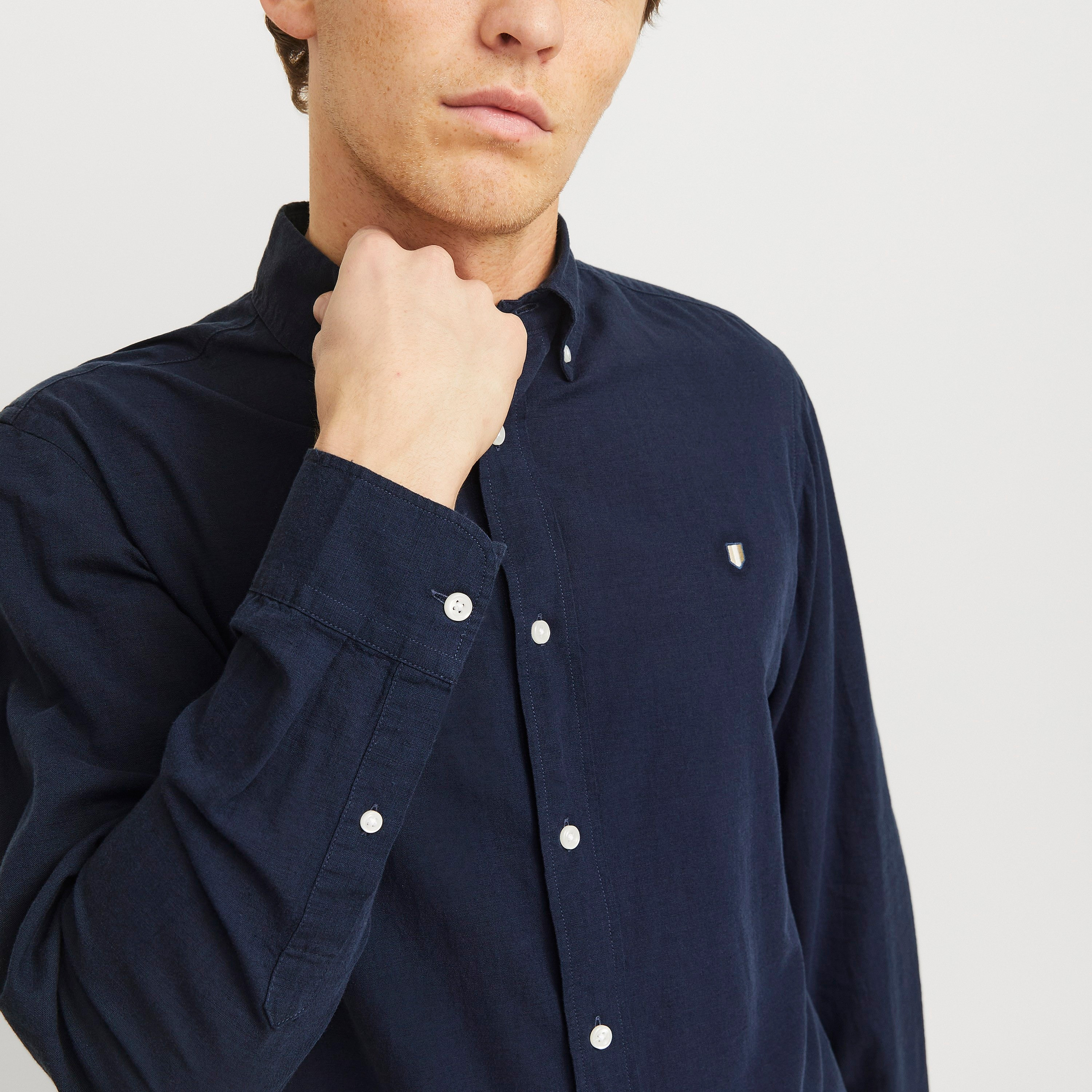قميص جاك آند جونز ذو قصة عادية وأكمام طويلة وياقة بأزرار سفلية للرجال-men-clothing-shirts-image-8