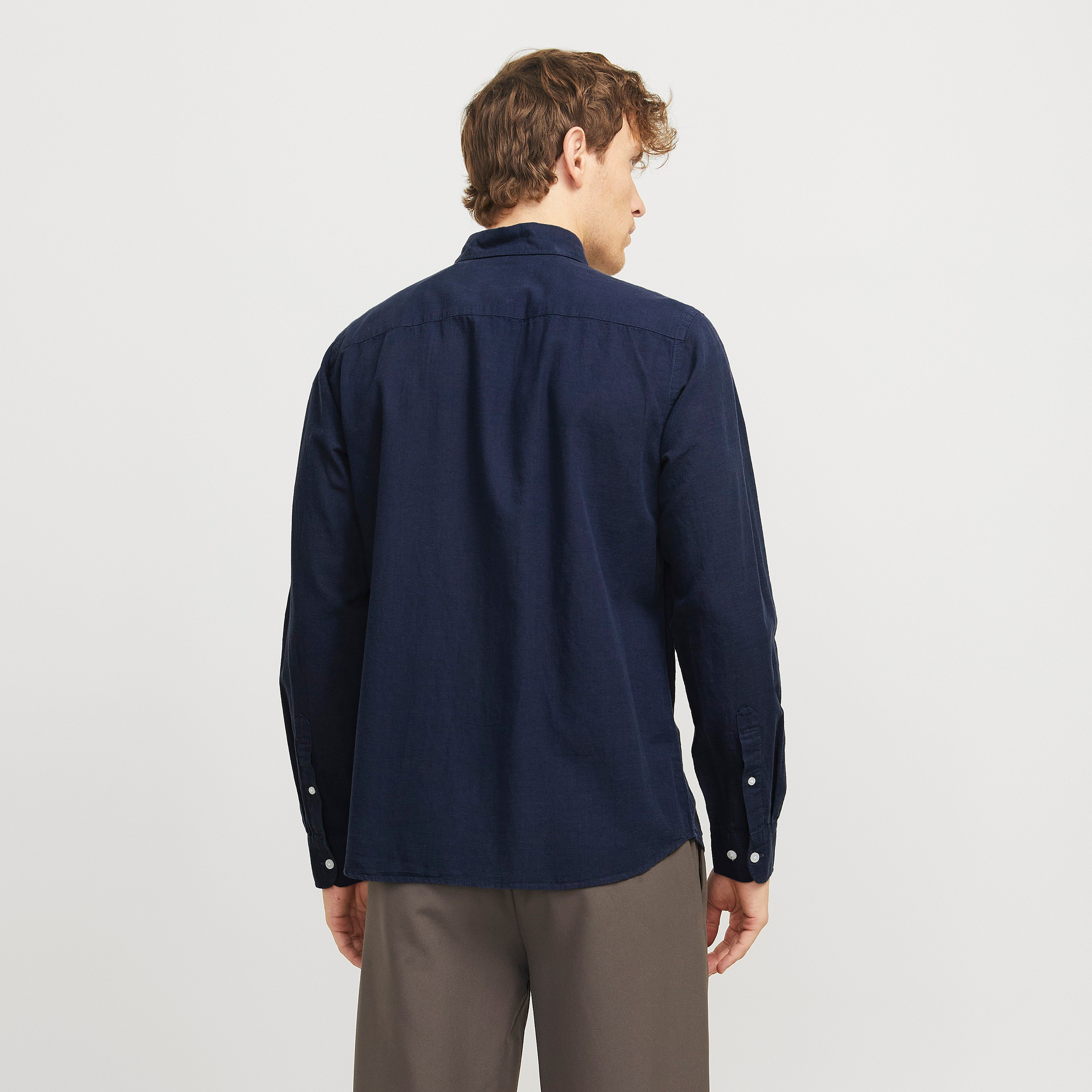 قميص جاك آند جونز ذو قصة عادية وأكمام طويلة وياقة بأزرار سفلية للرجال-men-clothing-shirts-image-9