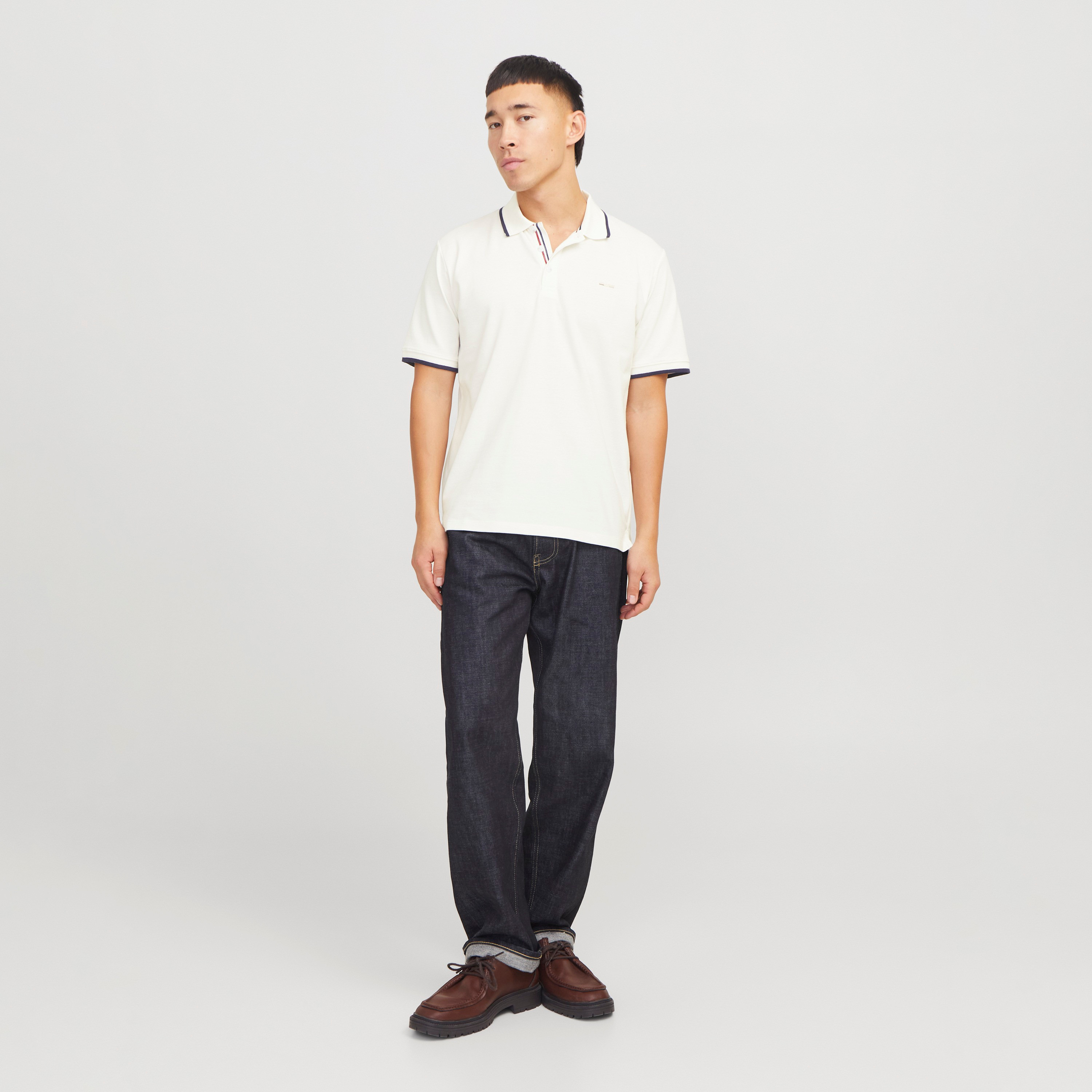 قميص بولو رجالي بأكمام قصيرة وياقة وشعار من جاك اند جونز-men-clothing-tshirtsandpolos-polos-image-14